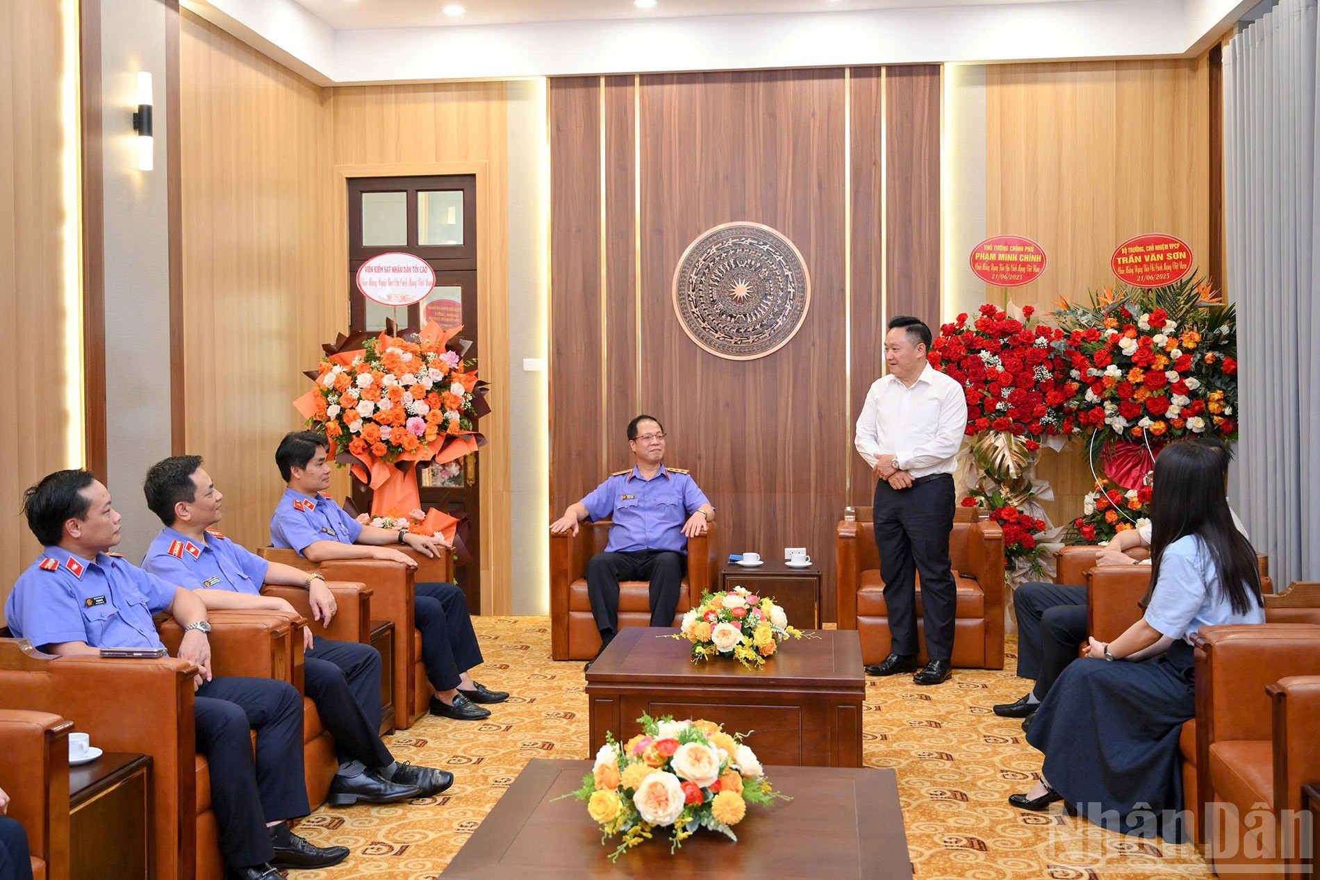 En la recepción, el camarada Phan Van Hung expresó su profundo agradecimiento por la atención y las significativas felicitaciones de la Procuraduría Popular Suprema al periódico Nhan Dan. ndo_br_006-2-doan-dai-bieu-vien-kiem-sat-toi-cao.jpg