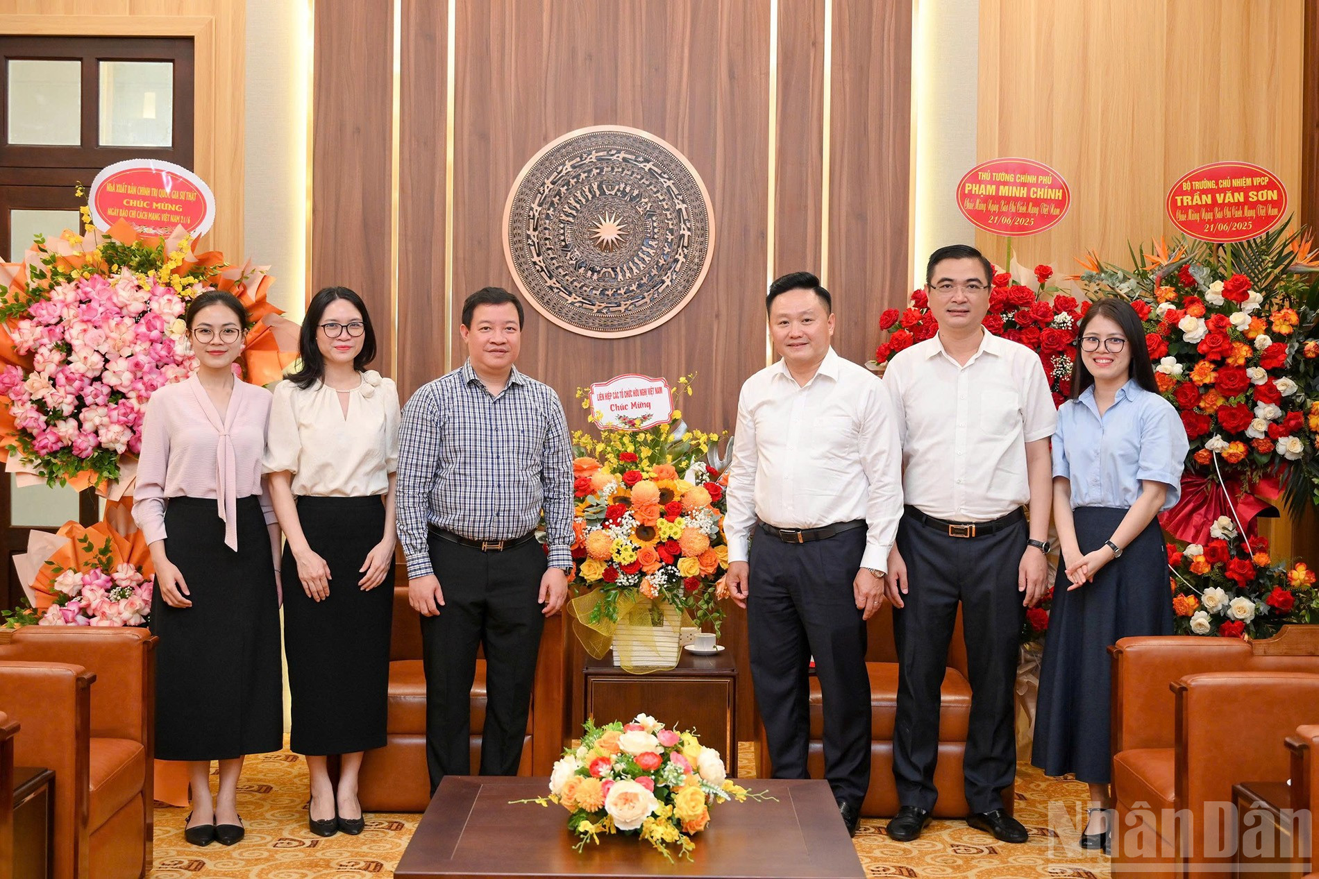 La delegación de la Unión de Organizaciones de Amistad de Vietnam visitó y felicitó al periódico Nhan Dan, expresando su respeto por el papel del periódico en el trabajo de información exterior, fomentando la amistad y la cooperación entre Vietnam y los amigos internacionales. ndo_br_doan-lien-hiep-cac-to-chuc.jpg