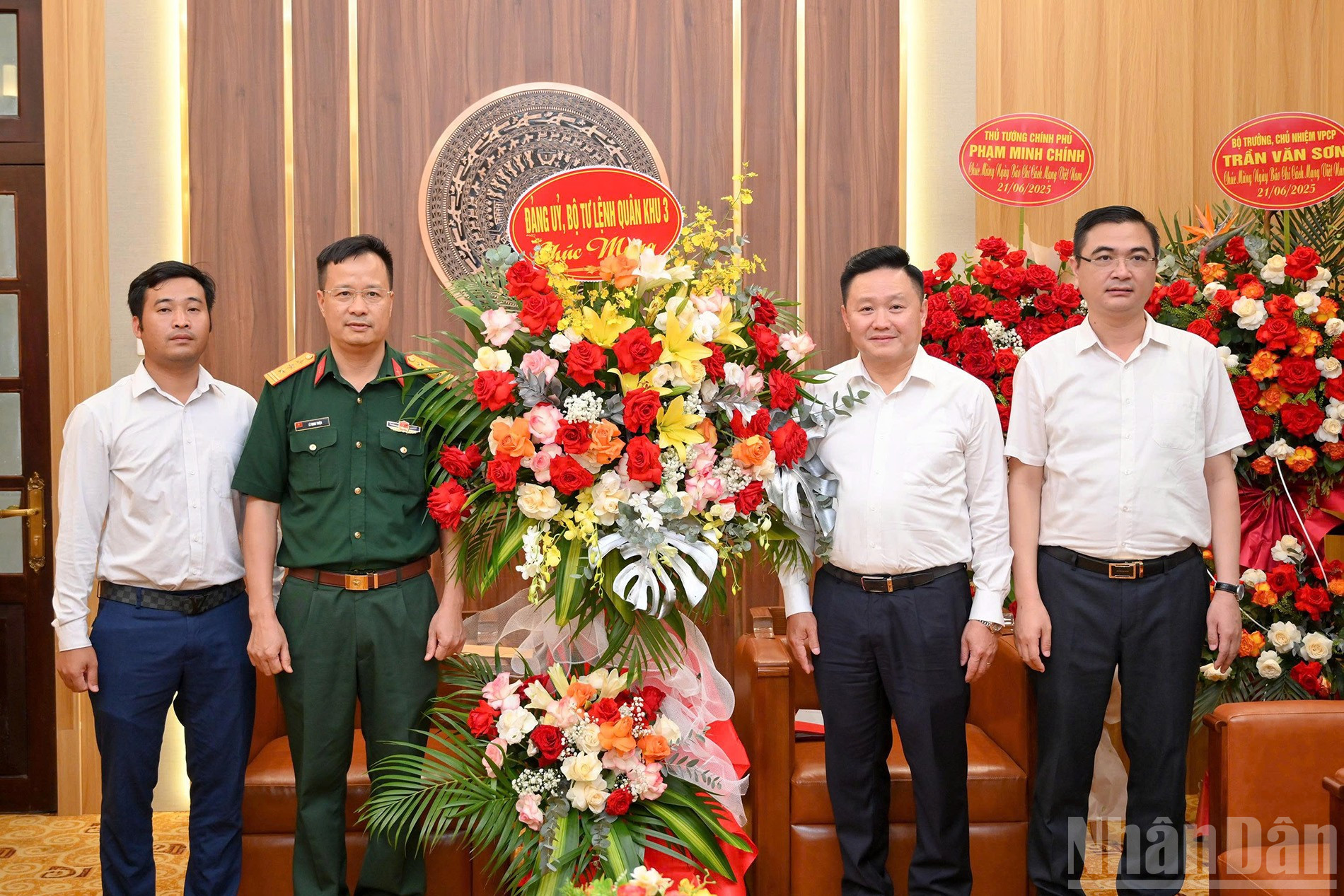 El Comité del Partido y el Comando de la Región Militar 3 visitaron el periódico Nhan Dan y lo felicitaron. La delegación expresó su profunda gratitud por el apoyo del periódico en la labor de propaganda para proteger la soberanía del mar y las islas de la Patria; al mismo tiempo, expresaron su deseo de que el periódico continúe promoviendo su papel pionero en el ámbito ideológico y cultural del Partido. ndo_br_dang-uy-bo-tu-lenh.jpg