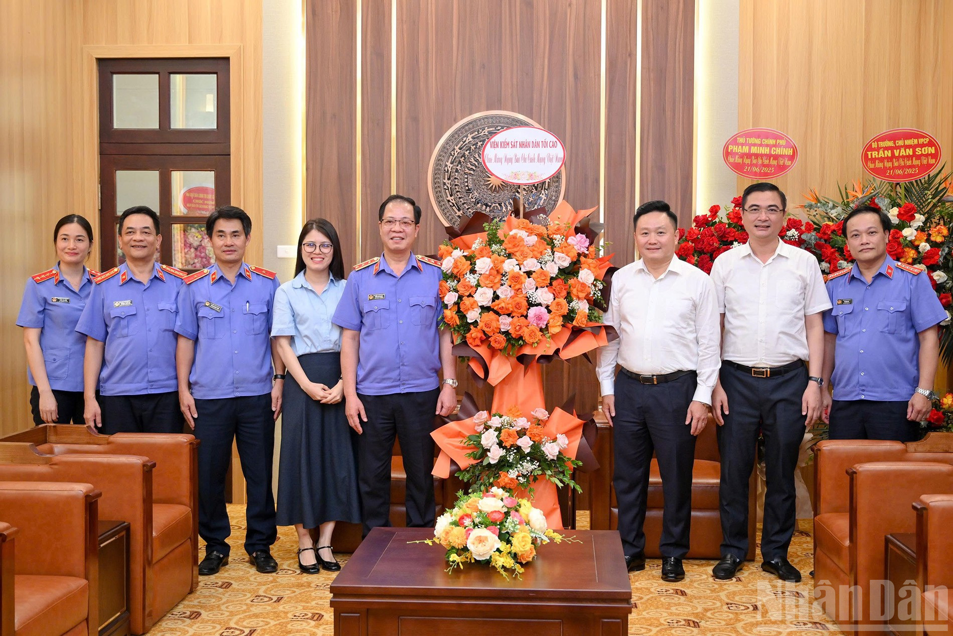 En la tarde del 17 de junio, el camarada Phan Van Hung, subdirector jefe del periódico Nhan Dan, recibió a una delegación de la Fiscalía Popular Suprema encabezada por el camarada Tran Hai Quan, fiscal jefe adjunto, que vino a visitarlo y felicitarlo. ndo_br_006-doan-dai-bieu-vien-kiem-sat-toi-cao.jpg