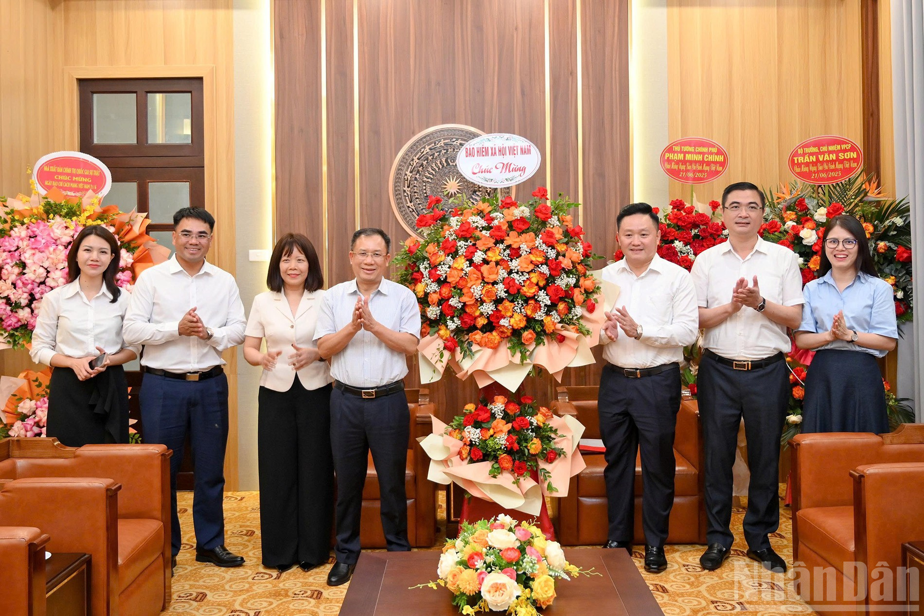 El camarada Le Hung Son, Director de Seguridad Social de Vietnam, encabezó una delegación para visitar y felicitar al periódico Nhan Dan. Reconoció respetuosamente las contribuciones prácticas del periódico a la difusión de las políticas de seguridad social, en beneficio de la población y el desarrollo sostenible del país. ndo_br_doan-bao-hiem-xa-hoi-viet-nam.jpg
