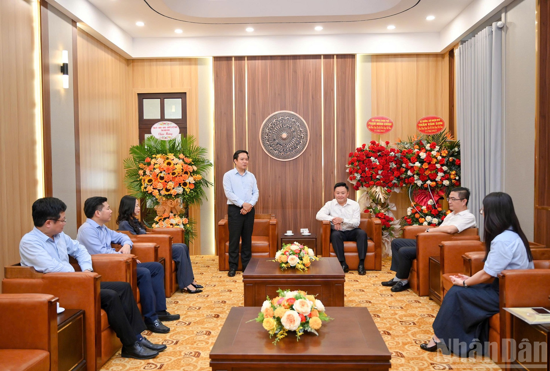 En nombre de los dirigentes provinciales, el camarada Pham Quang Ngoc envió sus mejores deseos a los dirigentes colectivos, cuadros, reporteros y editores del periódico; al mismo tiempo reconoció y apreció altamente las contribuciones responsables y efectivas del periódico en el trabajo de propaganda, acompañando el desarrollo de la provincia. ndo_br_doan-ninh-binh-2.jpg