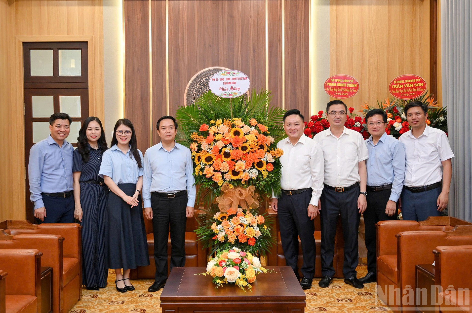 El camarada Pham Quang Ngoc, subsecretario del Comité Provincial del Partido y presidente del Comité Popular Provincial de Ninh Binh, encabezó una delegación para felicitar al periódico Nhan Dan. ndo_br_doan-ninh-binh.jpg