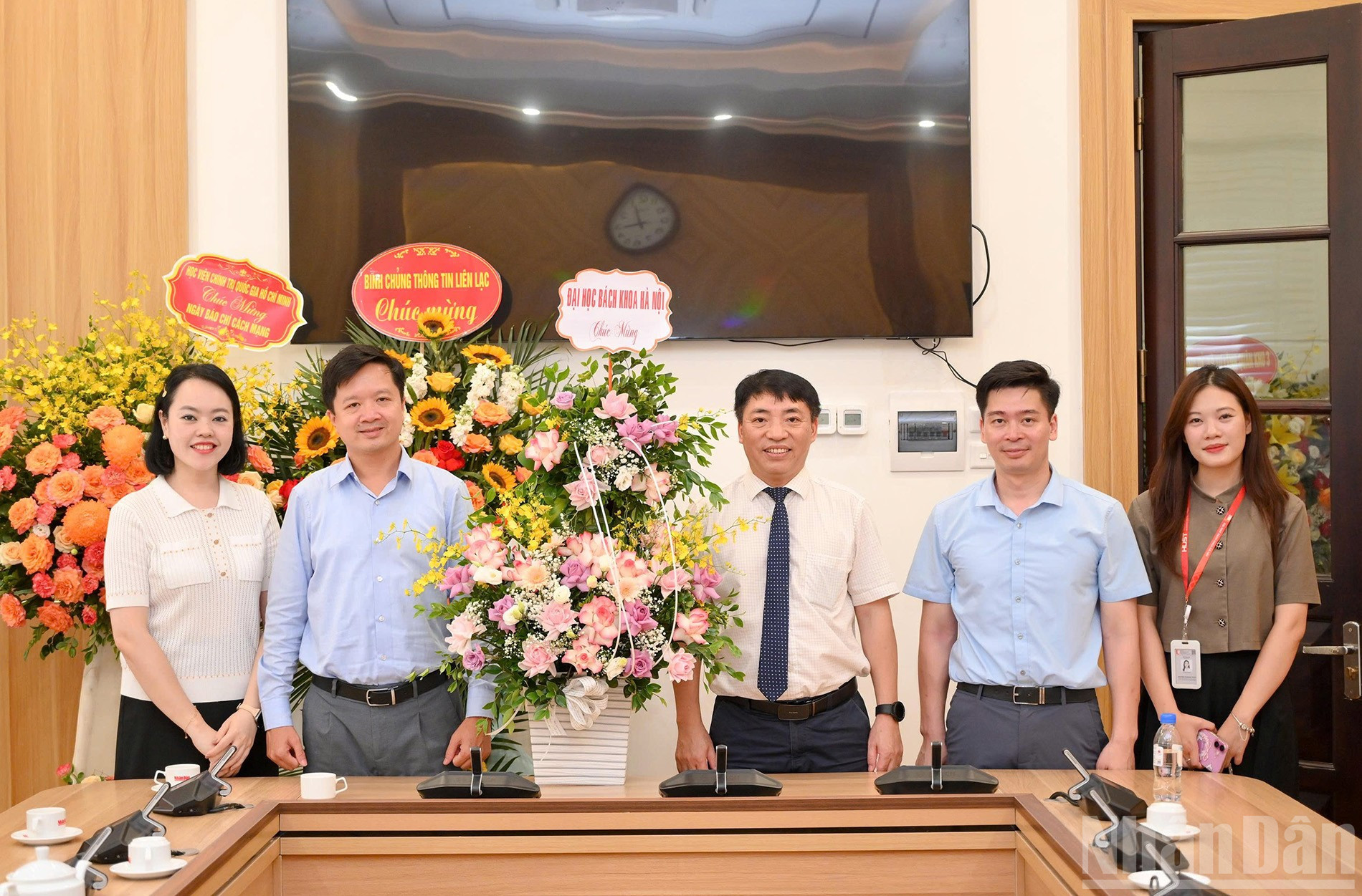 En esta ocasión, representantes de la Universidad de Ciencia y Tecnología de Hanoi también vinieron a felicitar al periódico Nhan Dan, expresando su aprecio por el papel de liderazgo y las contribuciones persistentes del periódico a lo largo de los 100 años de viaje del periodismo revolucionario, especialmente en la difusión del conocimiento y los valores humanísticos a la generación más joven. ndo_br_dai-hoc-bach-khoa.jpg