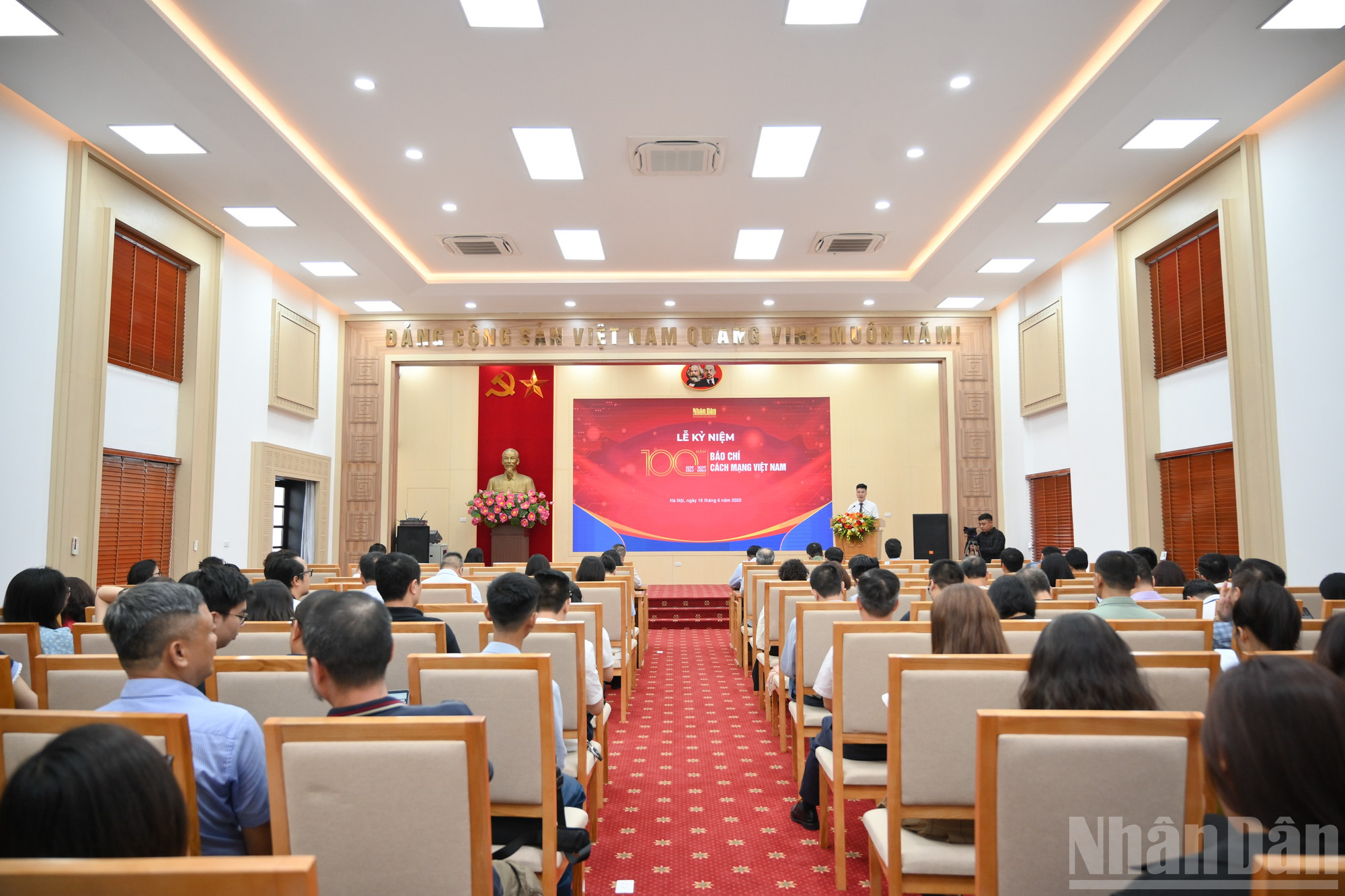 Вид на празднование. ndo_br_mitting-bao-nhandan-216-6728.jpg