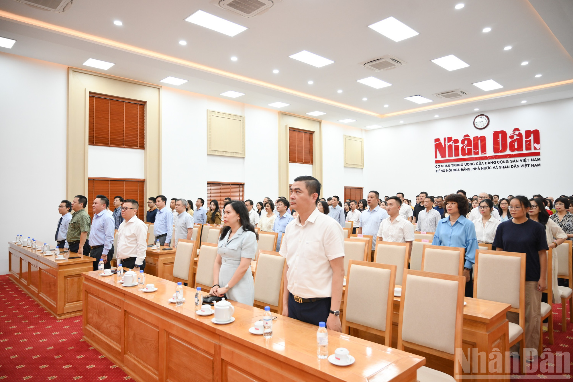 Делегаты проводят церемонию салюта флагу. ndo_br_mitting-bao-nhandan-216-6695.jpg