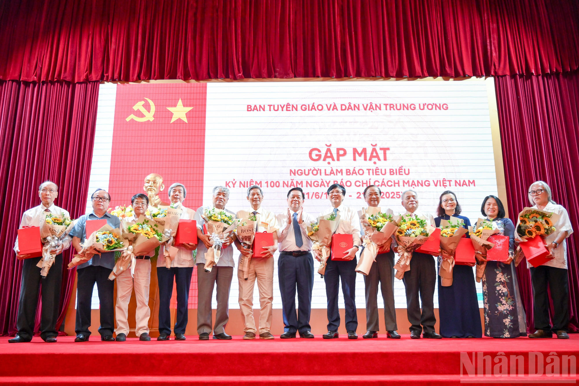 Trưởng Ban Tuyên giáo và Dân vận Trung ương Nguyễn Trọng Nghĩa trao quà tri ân các nhà báo tiêu biểu. ndo_br_ban-tuyen-giao-gap-mat-bao-chi-2762.jpg