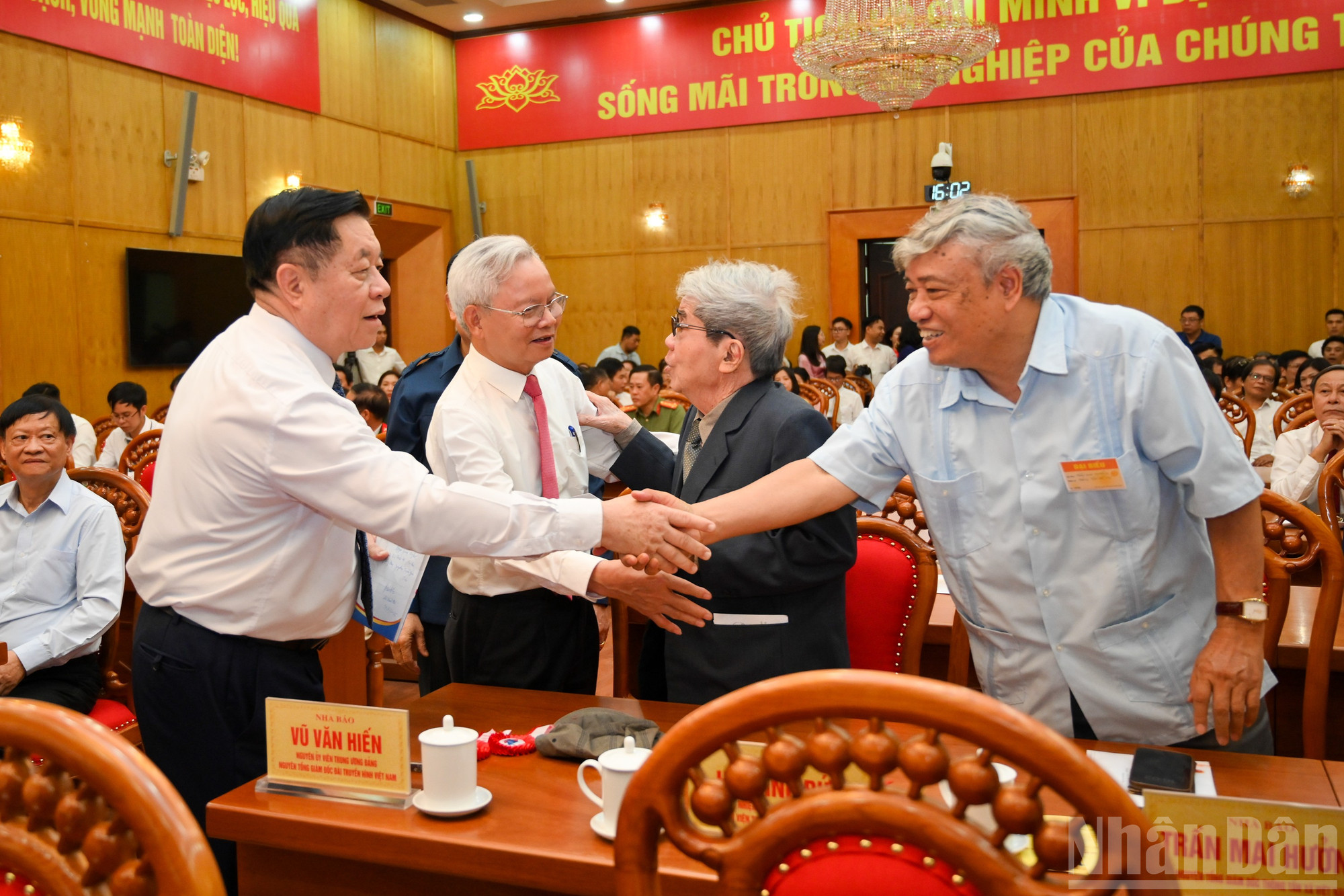 Đồng chí Nguyễn Trọng Nghĩa , Ủy viên Bộ Chính trị, Bí thư Trung ương Đảng, Trưởng Ban Tuyên giáo và Dân vận Trung ương với các nhà báo tiêu biểu. ndo_br_ban-tuyen-giao-gap-mat-bao-chi-2473.jpg
