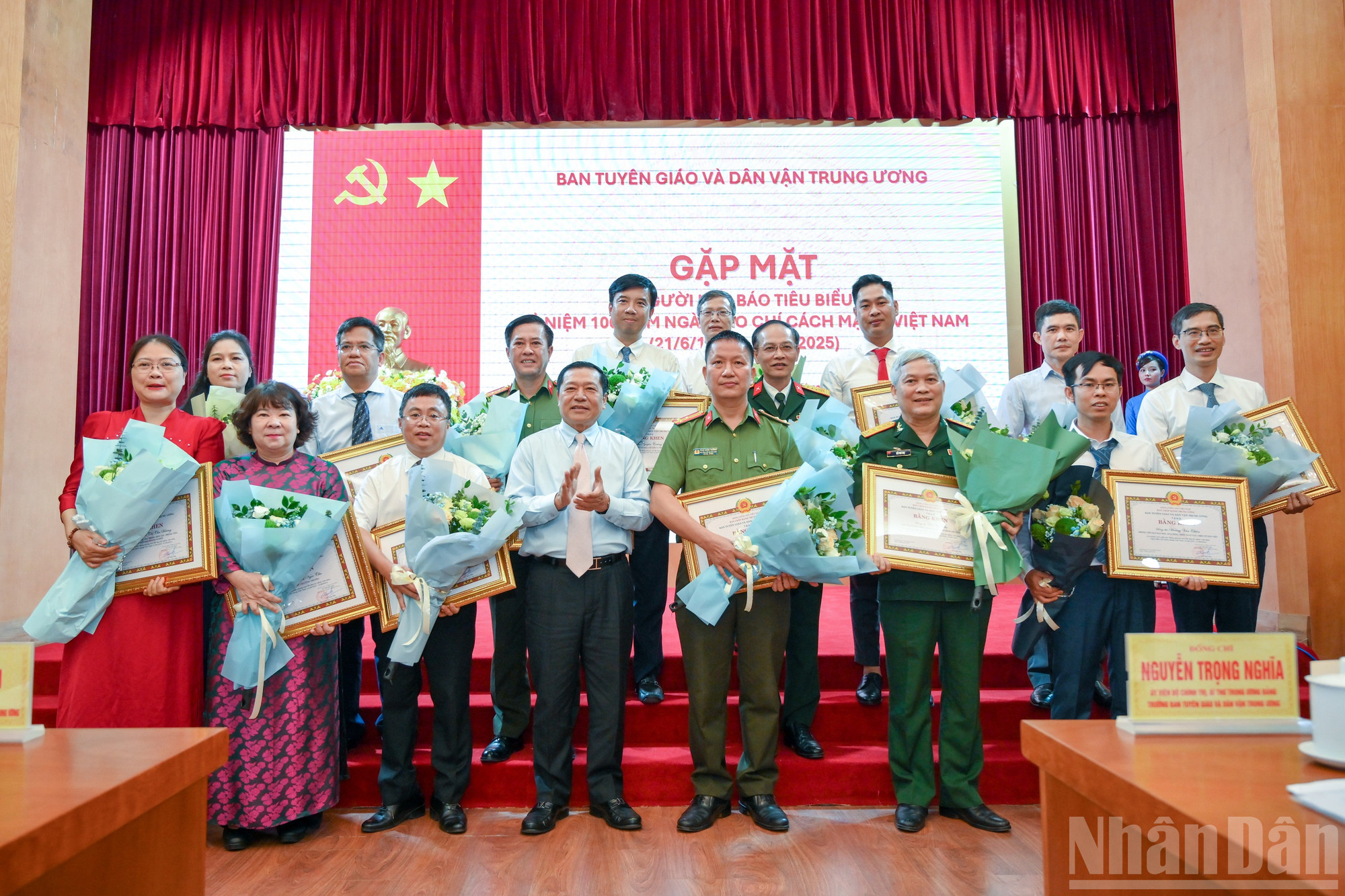 Đồng chí Lại Xuân Môn, Ủy viên Trung ương Đảng, Phó Trưởng ban Thường trực Ban Tuyên giáo và Dân vận Trung ương trao bằng khen, tặng các nhà báo tiêu biểu. ndo_br_ban-tuyen-giao-gap-mat-bao-chi-2806.jpg