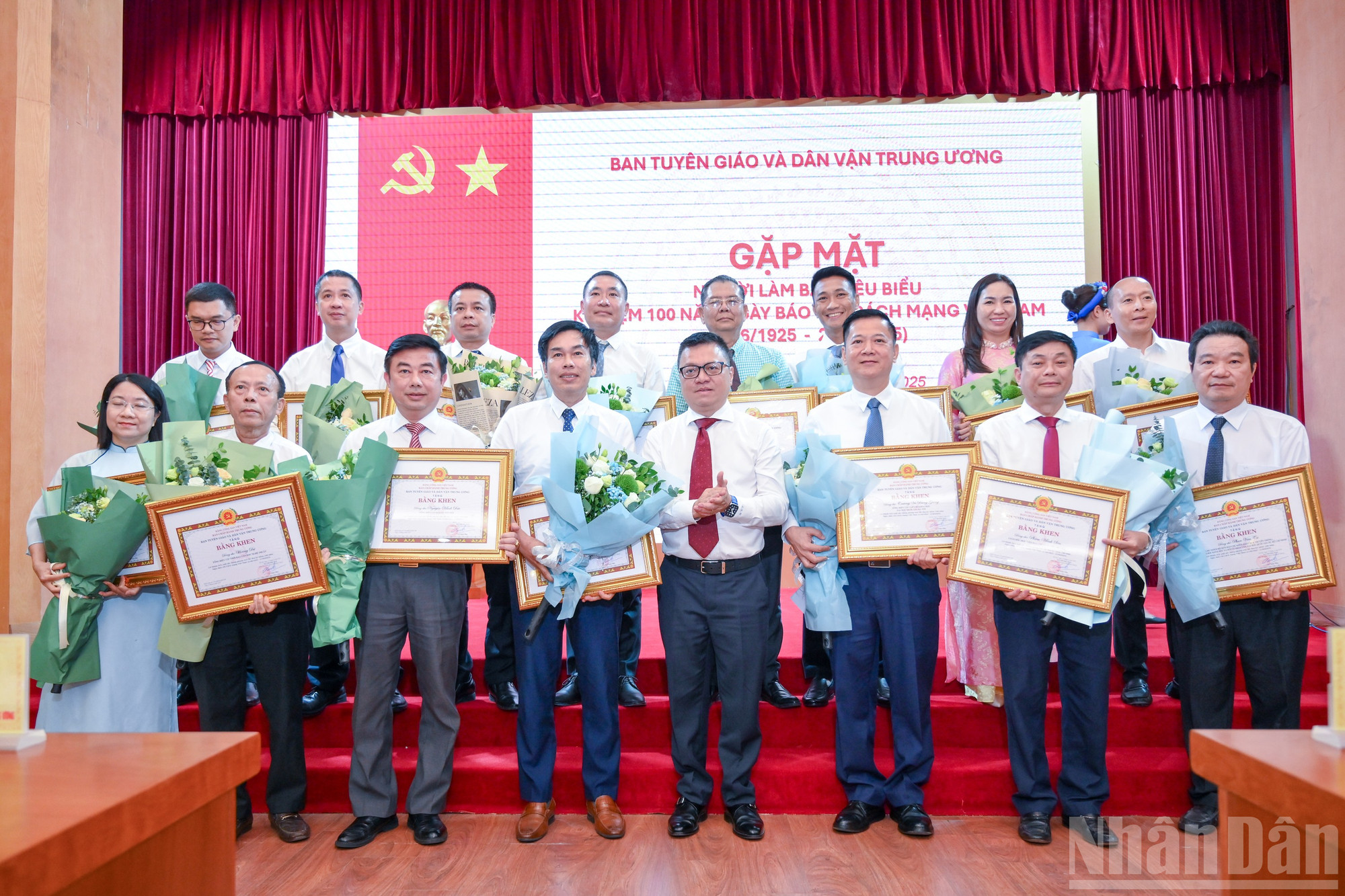Đồng chí Lê Quốc Minh, Ủy viên Trung ương Đảng, Tổng Biên tập Báo Nhân Dân, Phó Trưởng ban Tuyên giáo và Dân vận Trung ương, Chủ tịch hội Nhà báo Việt Nam, trao bằng khen,tặng các nhà báo tiêu biểu. ndo_br_ban-tuyen-giao-gap-mat-bao-chi-2856.jpg