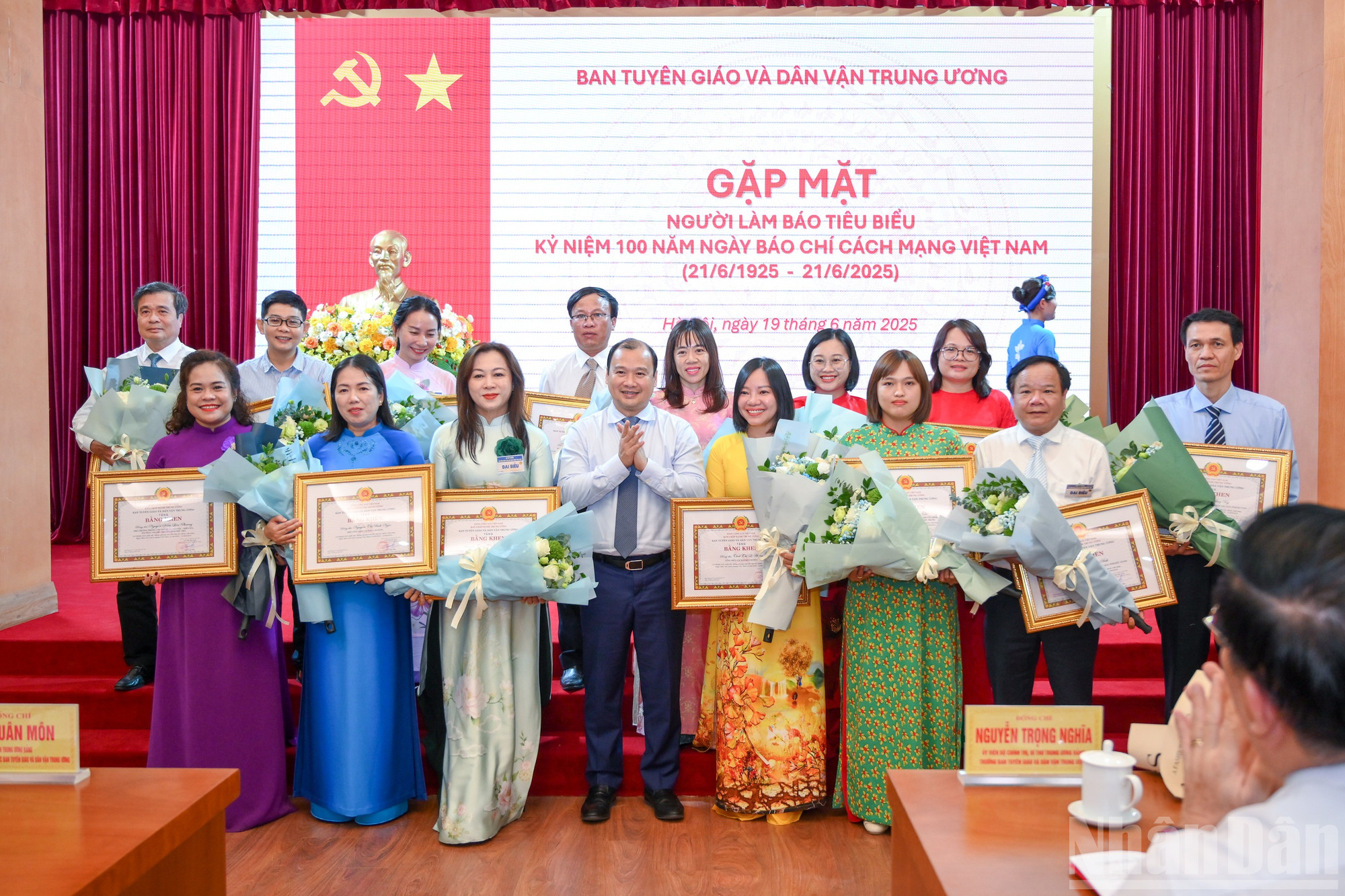 Đồng chí Lê Hải Bình, Ủy viên dự khuyết Ban Chấp hành Trung ương Đảng, Thứ trưởng Thường trực Bộ Văn hóa, Thể thao và Du lịch trao bằng khen tặng các nhà báo tiêu biểu. ndo_br_ban-tuyen-giao-gap-mat-bao-chi-2903.jpg