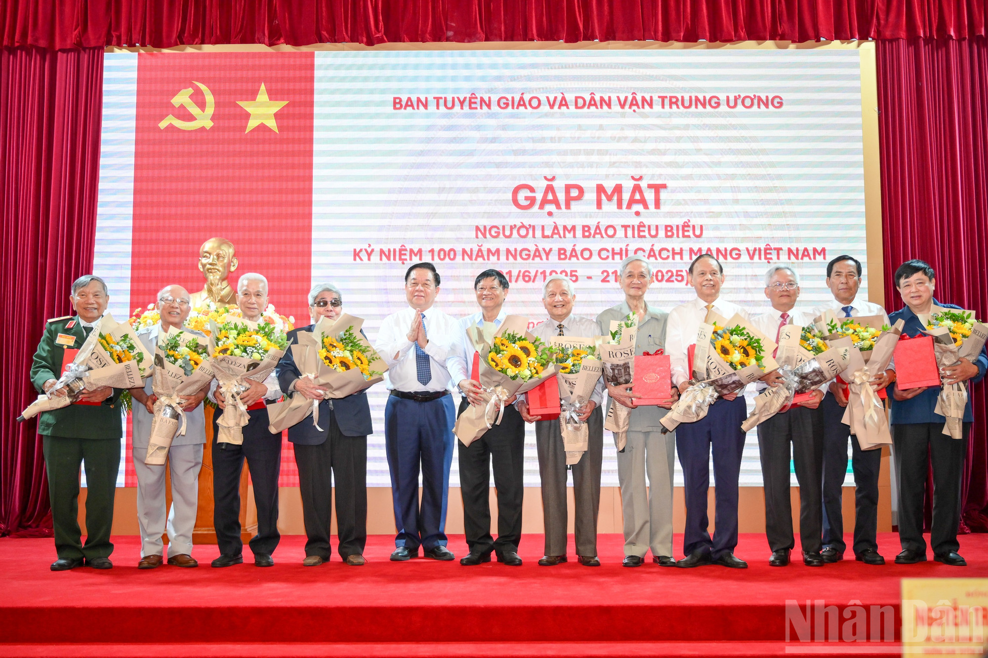 Trưởng ban Tuyên giáo và Dân vận Trung ương Nguyễn Trọng Nghĩa trao quà tri ân các nhà báo tiêu biểu. ndo_br_ban-tuyen-giao-gap-mat-bao-chi-2714.jpg