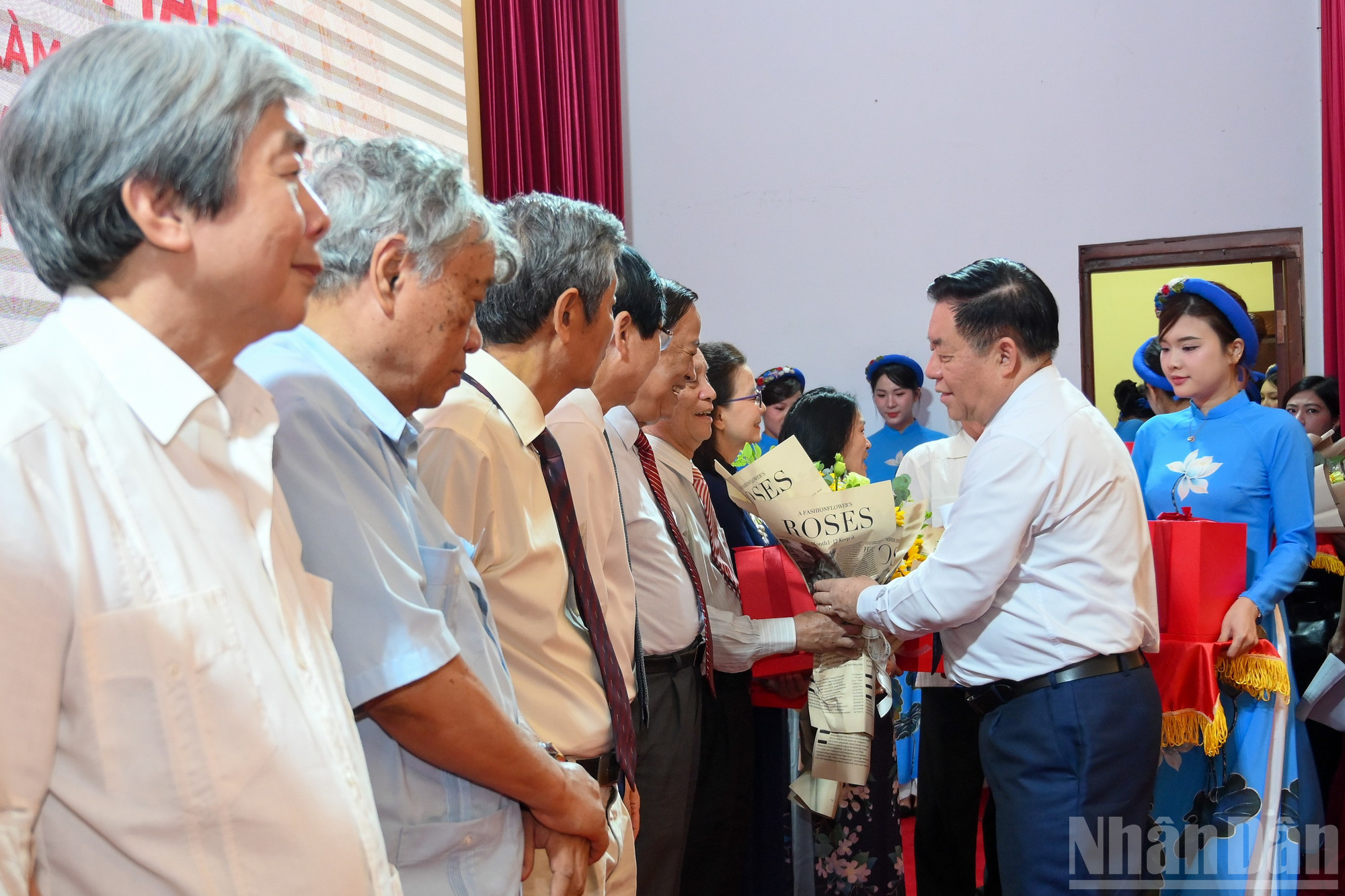 Trưởng Ban Tuyên giáo và Dân vận Trung ương Nguyễn Trọng Nghĩa trao quà tri ân các nhà báo tiêu biểu. ndo_br_ban-tuyen-giao-gap-mat-bao-chi-2755.jpg