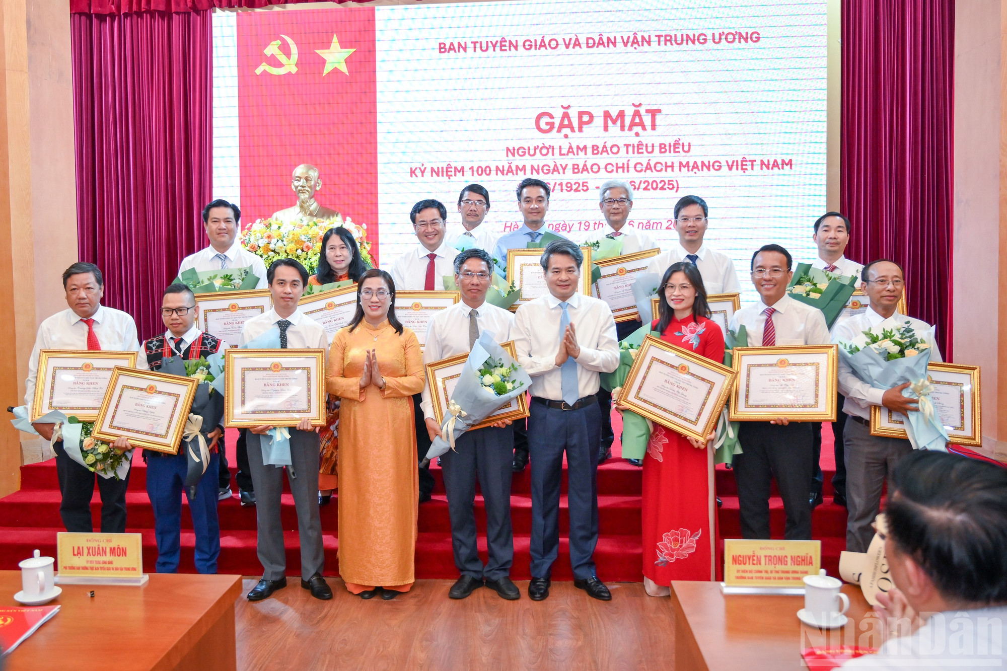 Phó Trưởng Ban Tuyên giáo và Dân vận Trung ương Đinh Thị Mai, Phó Trưởng Ban Tuyên giáo và Dân vận Trung ương Nguyễn Quang Đức trao bằng khen, tặng các nhà báo tiêu biểu. ndo_br_ban-tuyen-giao-gap-mat-bao-chi-2936.jpg