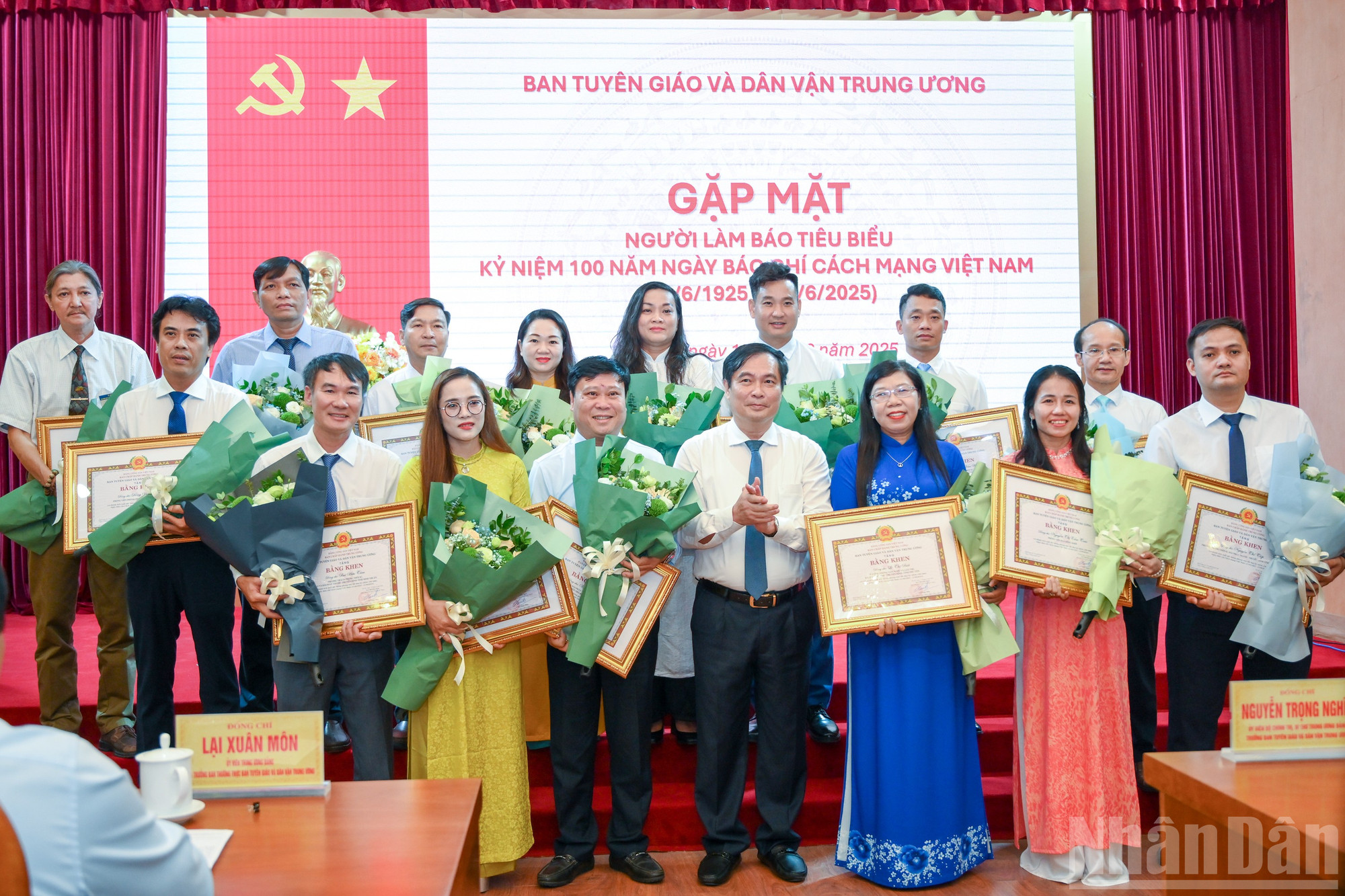 Phó Trưởng Ban Tuyên giáo và Dân vận Trung ương Phan Xuân Thủy trao bằng khen, tặng các nhà báo tiêu biểu. ndo_br_ban-tuyen-giao-gap-mat-bao-chi-2922.jpg