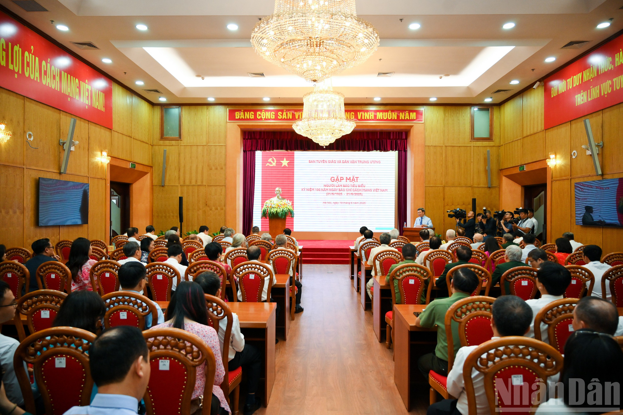 Quang cảnh buổi gặp mặt. ndo_br_ban-tuyen-giao-gap-mat-bao-chi-2577.jpg