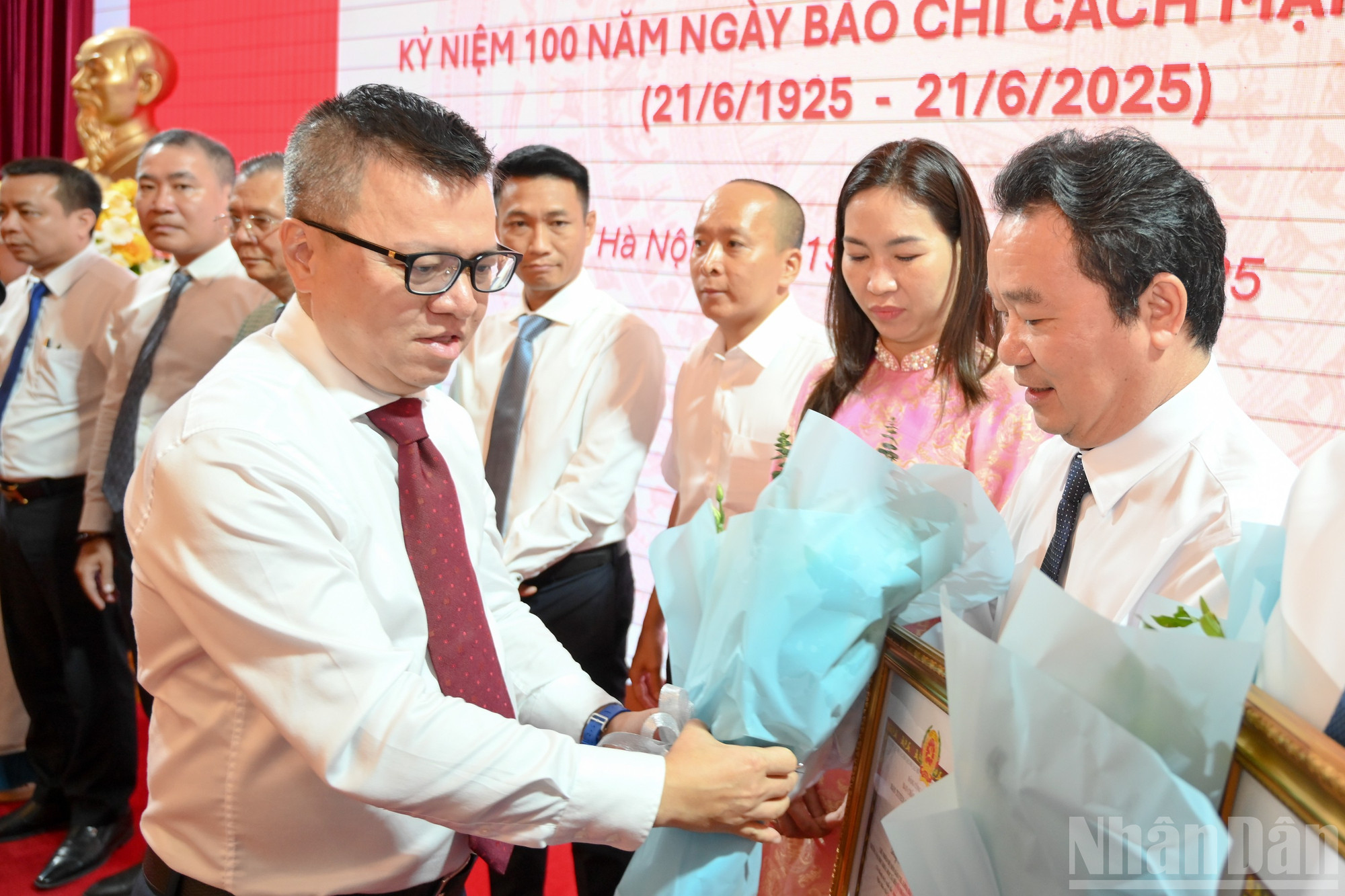 Đồng chí Lê Quốc Minh, Ủy viên Trung ương Đảng, Tổng Biên tập Báo Nhân Dân, Phó Trưởng ban Tuyên giáo và Dân vận Trung ương, Chủ tịch hội Nhà báo Việt Nam, trao bằng khen, tặng các nhà báo tiêu biểu. ndo_br_ban-tuyen-giao-gap-mat-bao-chi-2849.jpg