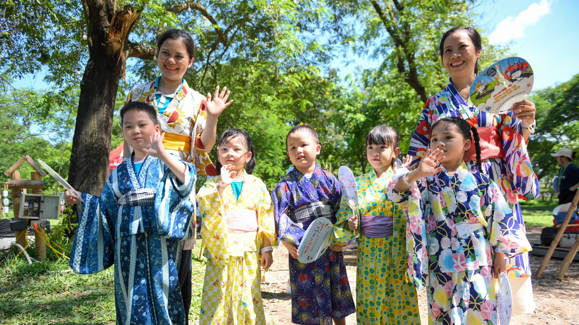 Những trang phục truyền thống của đất nước Nhật Bản được các bạn thiếu nhi cùng phụ huynh thích thú.