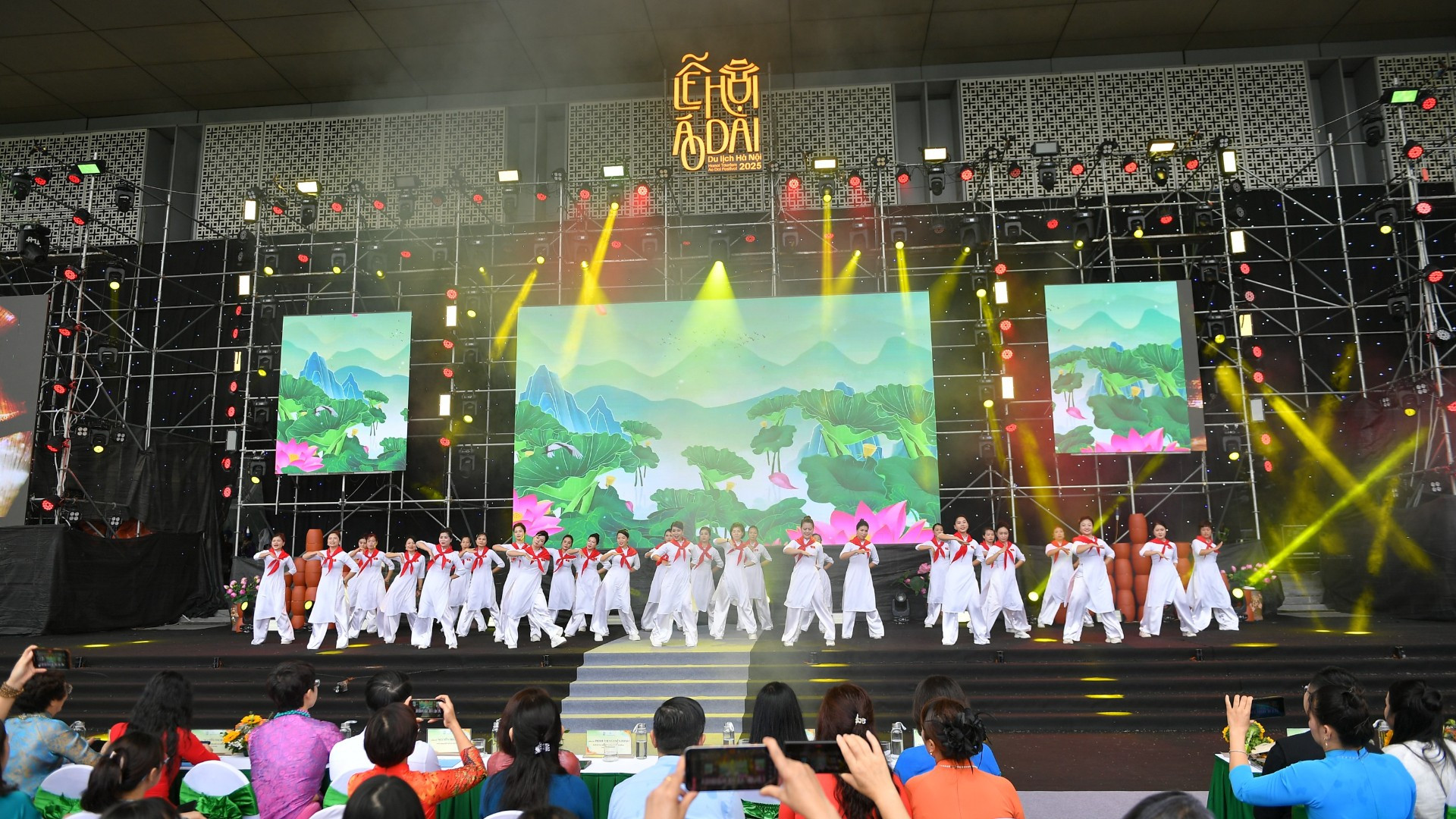 Tiết mục nhảy Zumba “Tự hào tiếp bước tương lai – Tôi là người Việt Nam” của Hội Liên hiệp Phụ nữ xã Vĩnh Thanh.