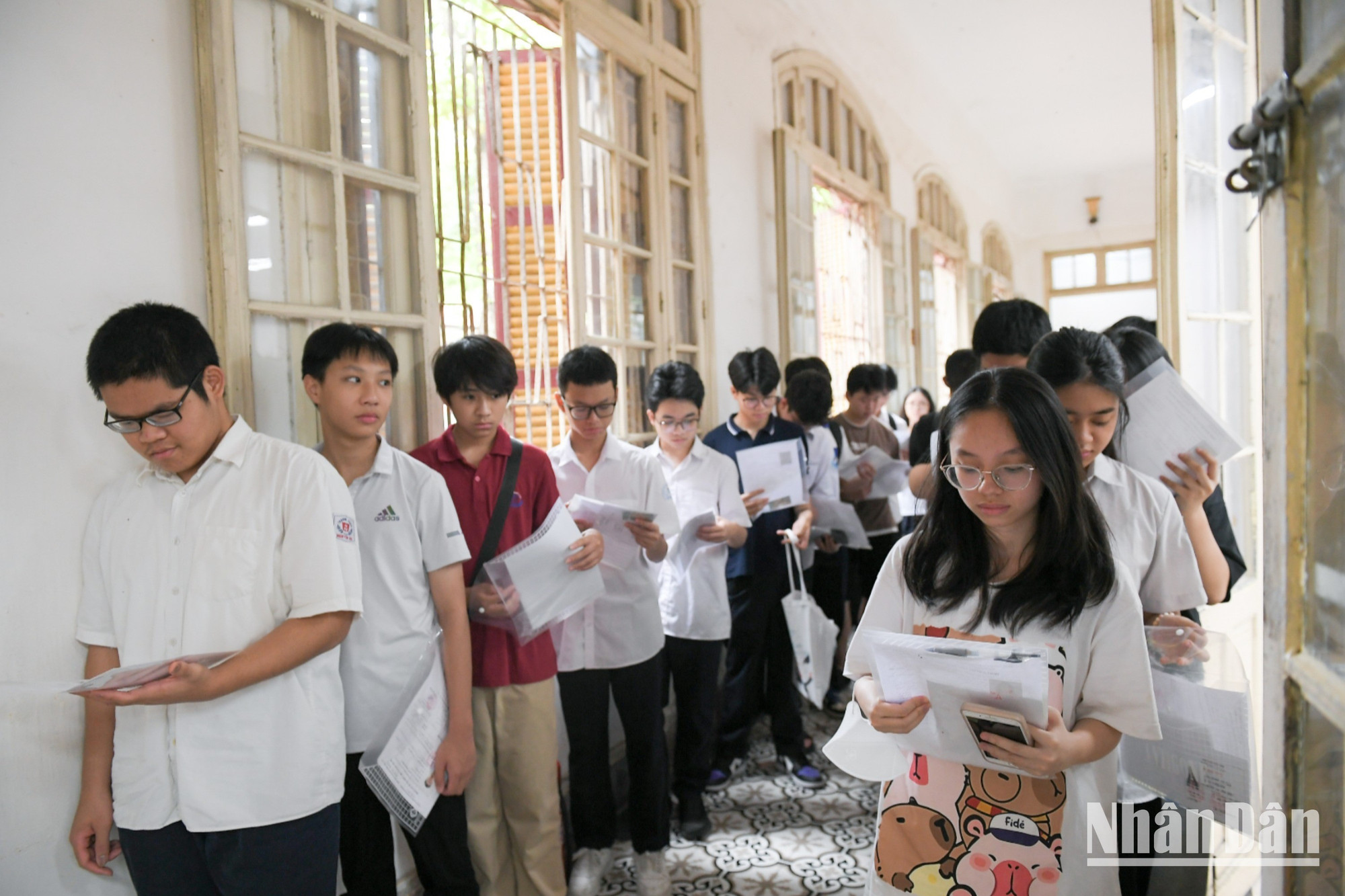 Các thí sinh chuẩn bị bước vào phòng nghe phổ biến quy chế thi. thi-lop-10-thpt-tran-phu-1234-4458.jpg
