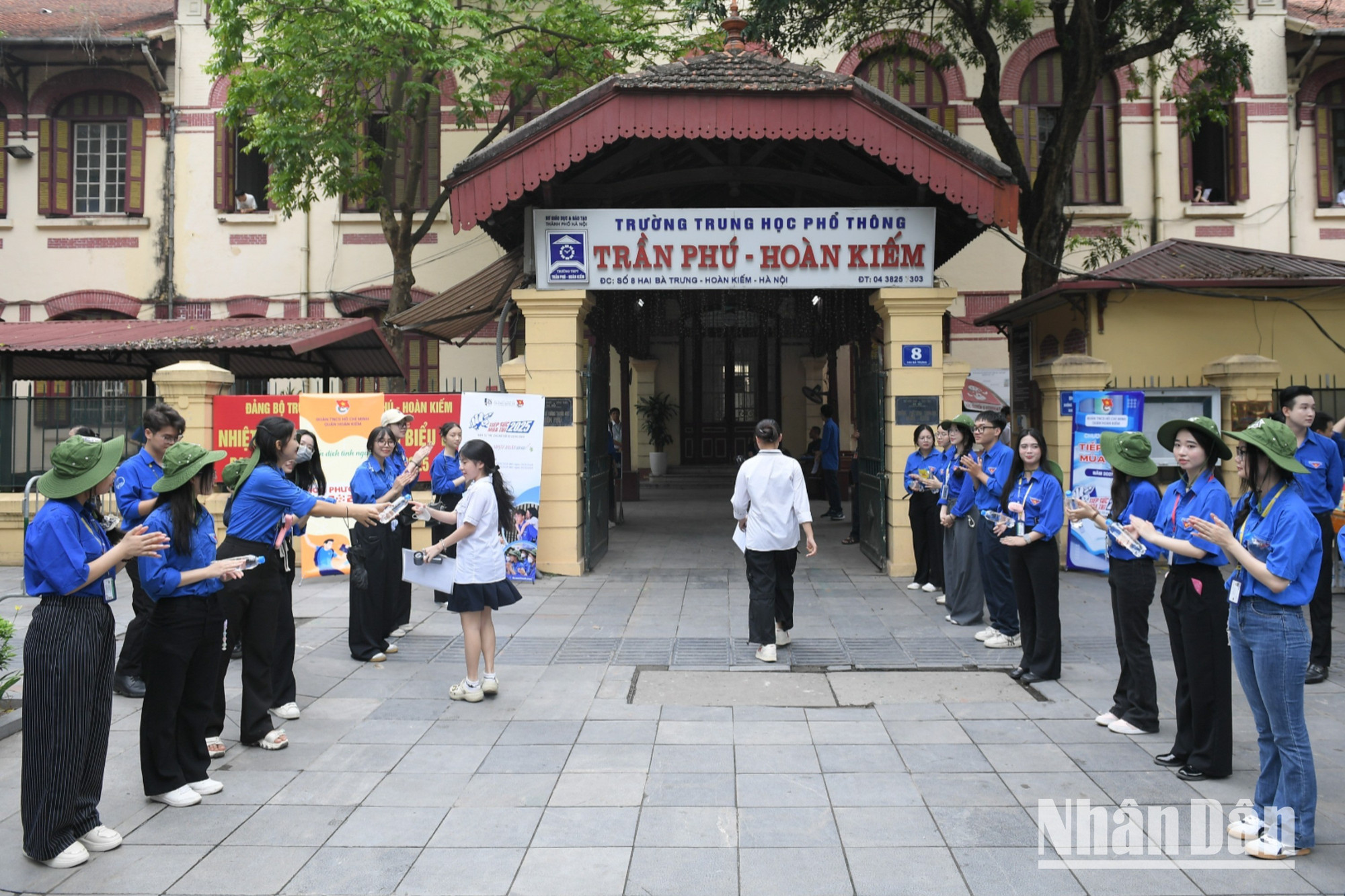 Sáng 6/6, thí sinh đến điểm thi Trường THPT Trần Phú-Hoàn Kiếm để làm thủ tục dự thi. thi-lop-10-thpt-tran-phu-1028-3786.jpg
