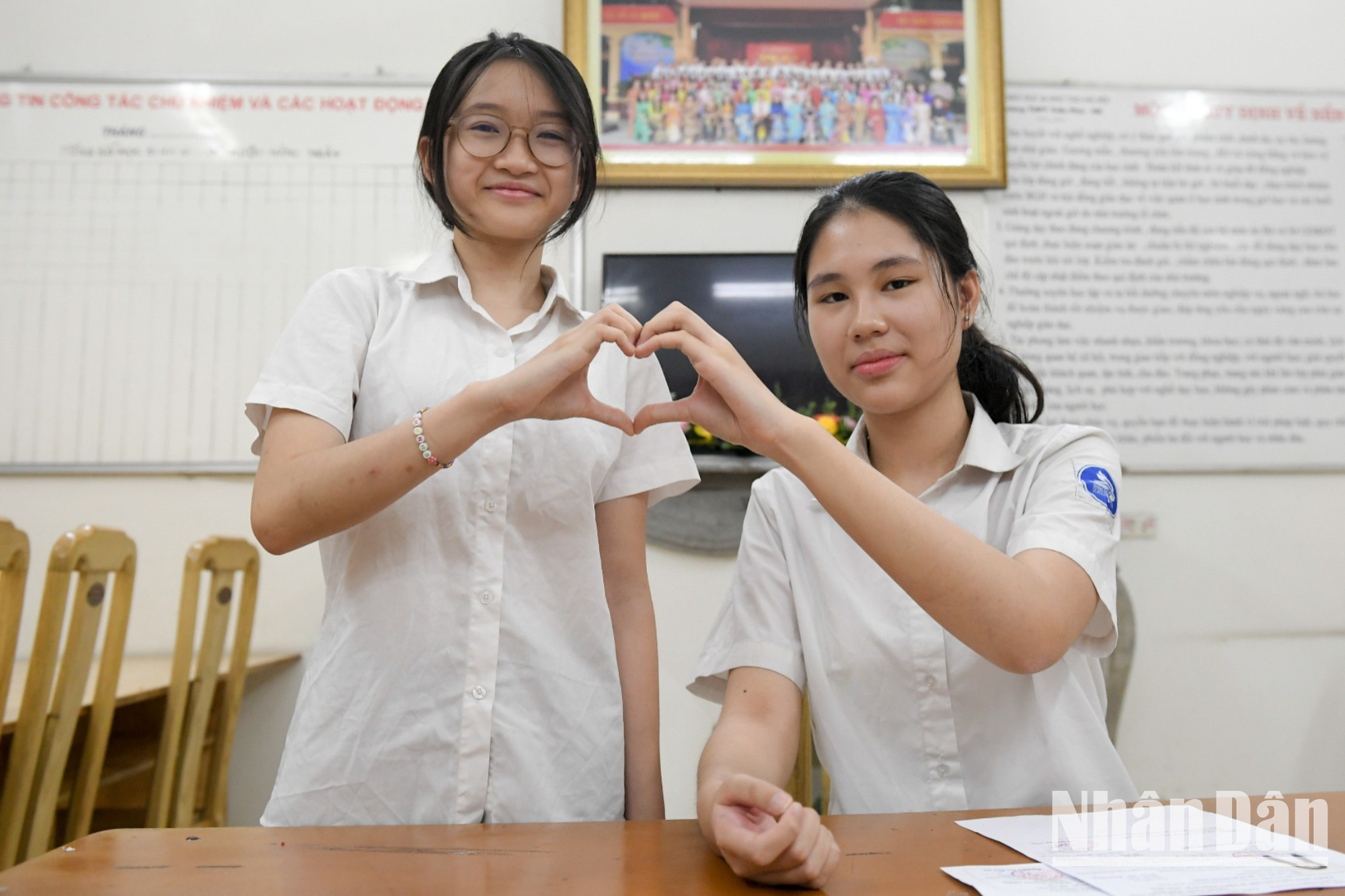 Thí sinh đặc biệt (em ngồi) tại điểm thi Trường THPT Trần Phú-Hoàn Kiếm tự tin bước vào kỳ thi. thi-lop-10-thpt-tran-phu-1167-5286.jpg