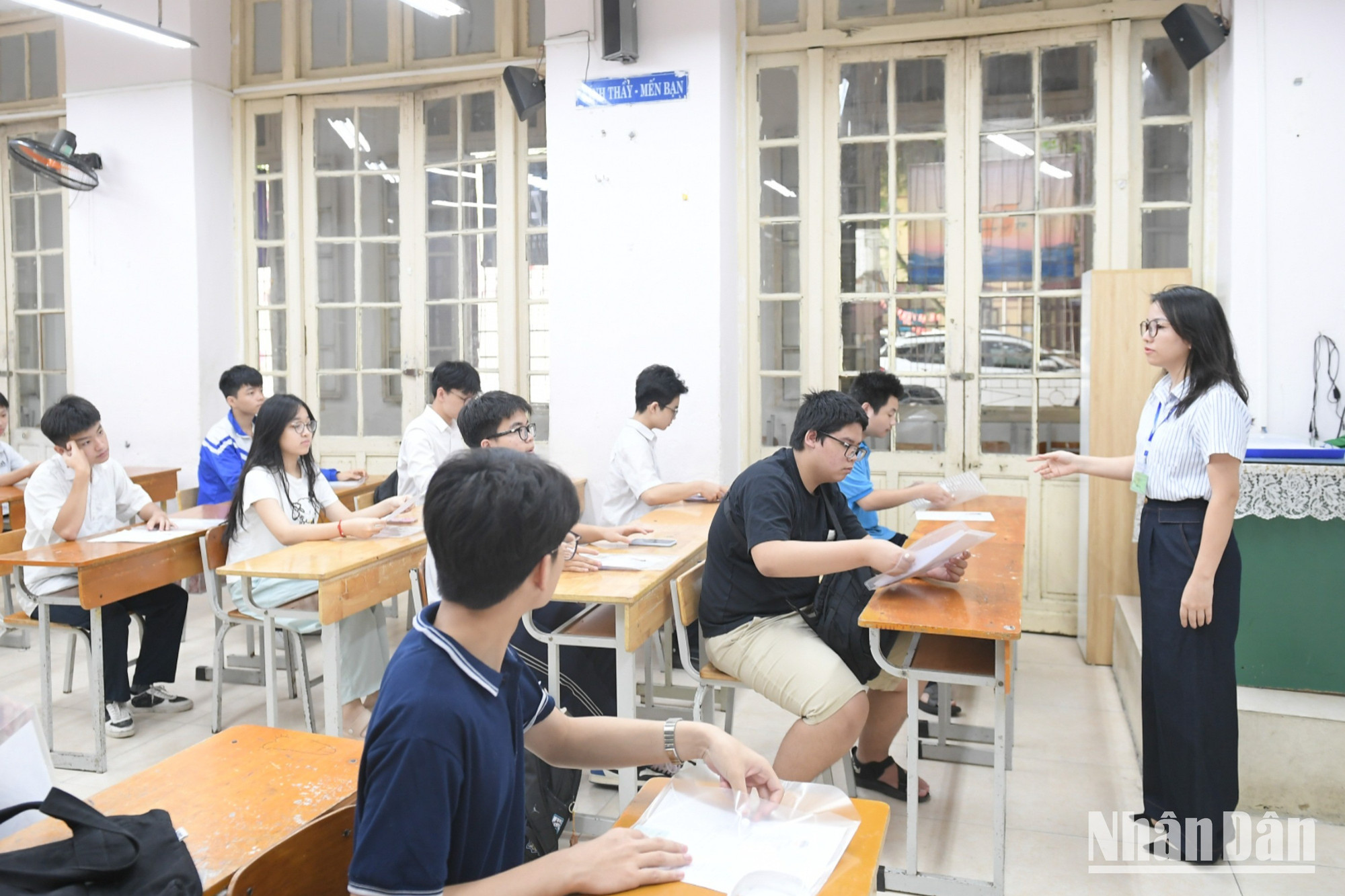 Trong sáng 6/6, các thí sinh đến điểm thi để nghe quy chế thi và kiểm tra lại thông tin trước ngày thi. thi-lop-10-thpt-tran-phu-1366-9263.jpg