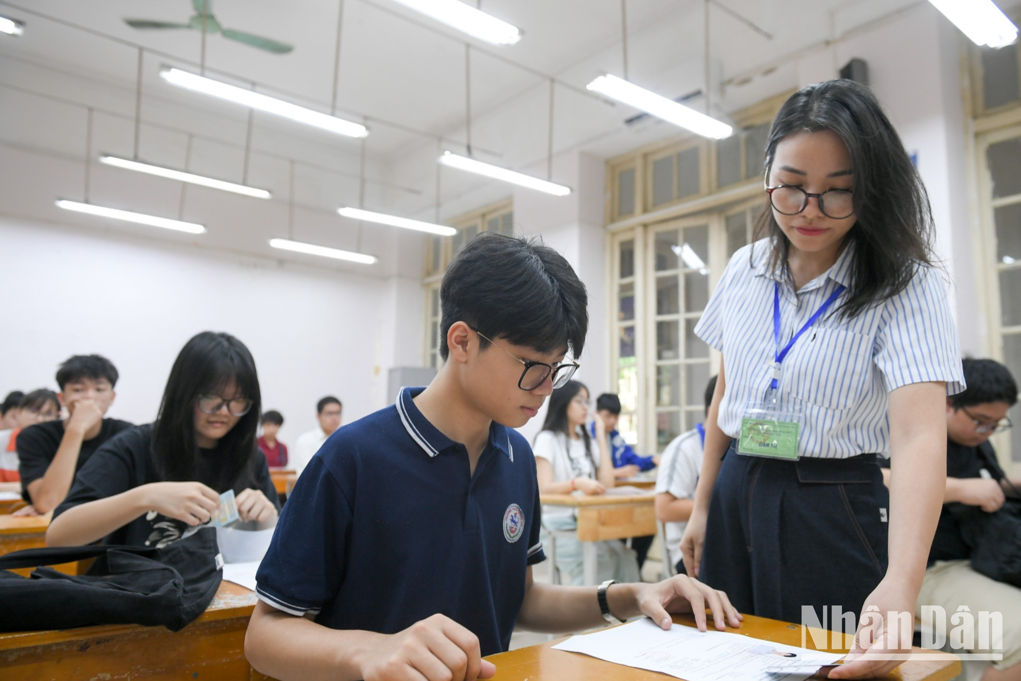Giám thị kiểm tra lại giấy dự thi của các thí sinh tại phòng thi. thi-lop-10-thpt-tran-phu-1400-2903.jpg
