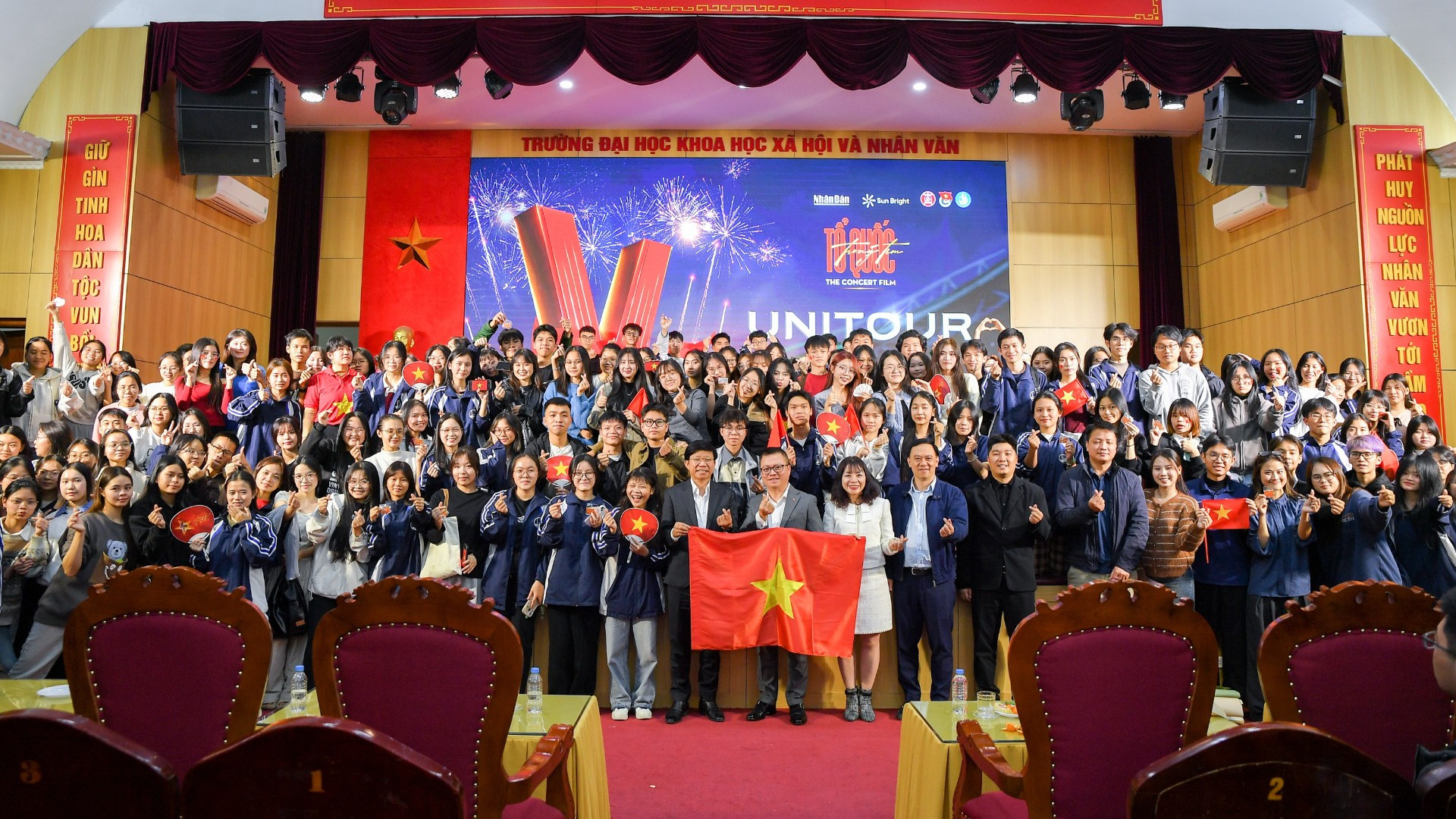 Tổng Biên tập Báo Nhân Dân Lê Quốc Minh cùng các đại biểu, giáo viên, sinh viên nhà trường tại buổi chiếu.