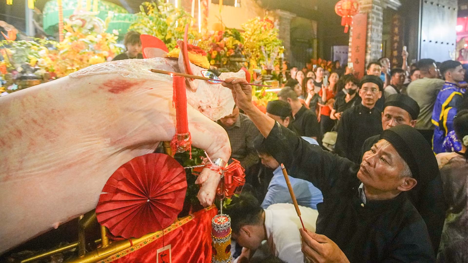 Khác với nhiều lễ hội khác, kiệu rước Thành hoàng là trung tâm đám rước thì ở làng La Phù (xã An Khánh, Hà Nội) kiệu lại dành để khiêng “ông lợn”.