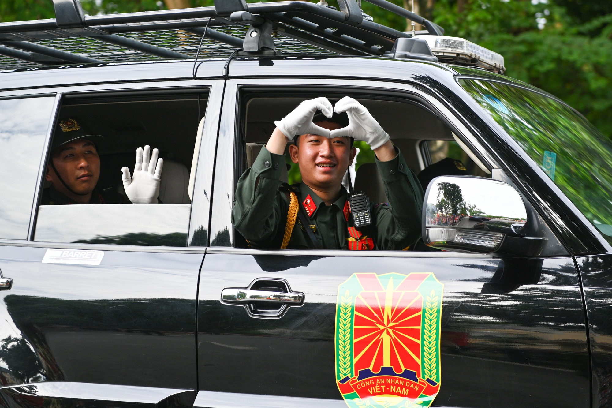 兵士たちの国民への愛の行為。 tong-duyet-308-0938.jpg
