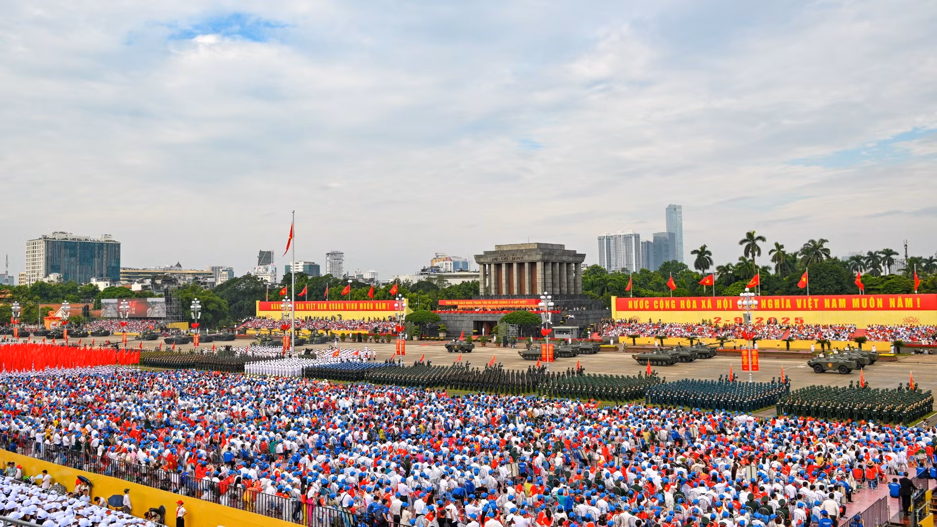 Dàn khí tài đi qua Quảng trường Ba Đình.