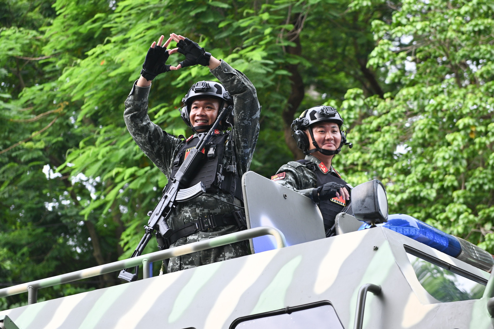 兵士たちの国民への愛の行為。 tong-duyet-308-1076.jpg