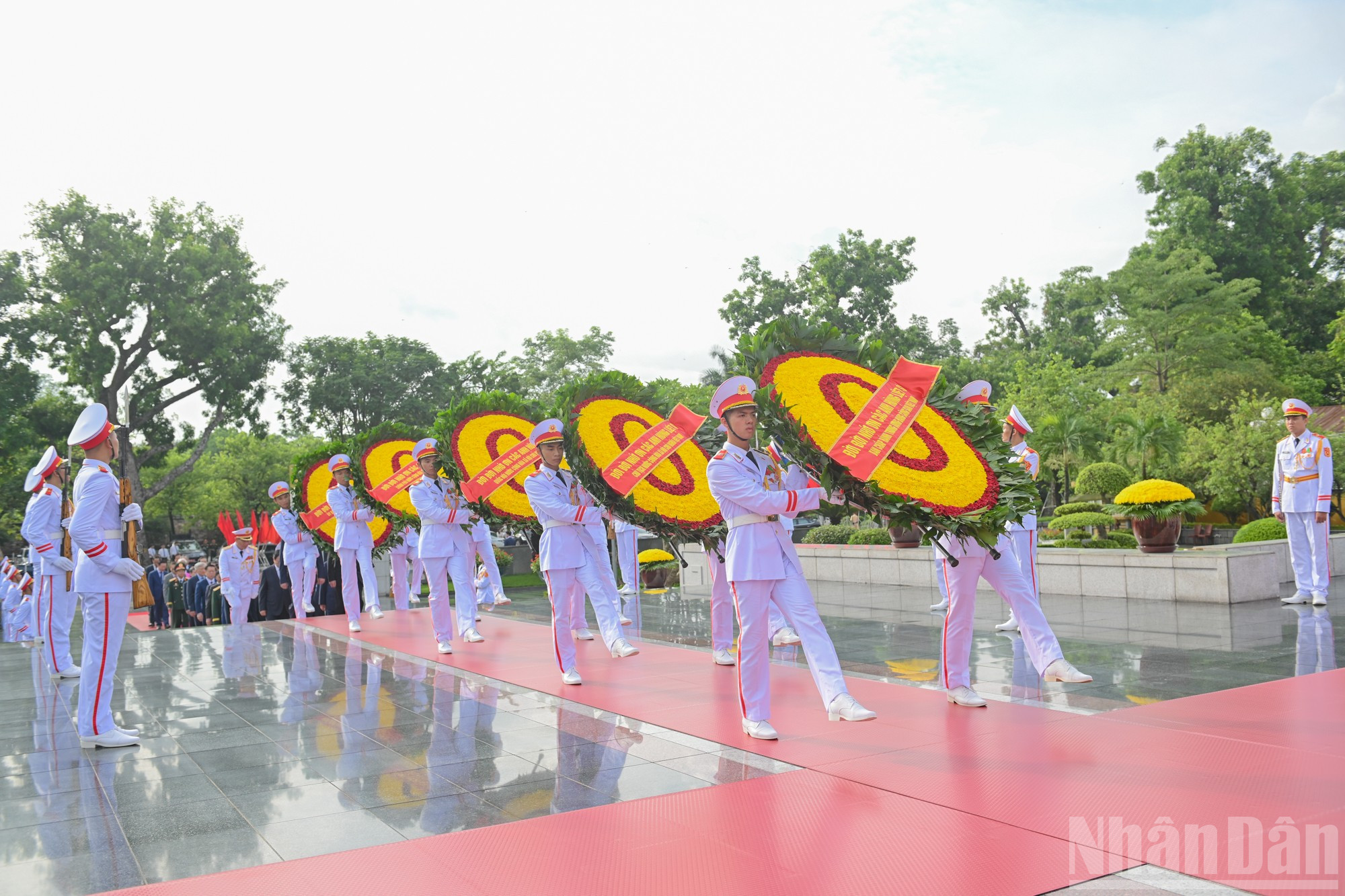 Vòng hoa của đoàn mang dòng chữ “Đời đời nhớ ơn các Anh hùng liệt sĩ”. ndo_br_2707-2483.jpg