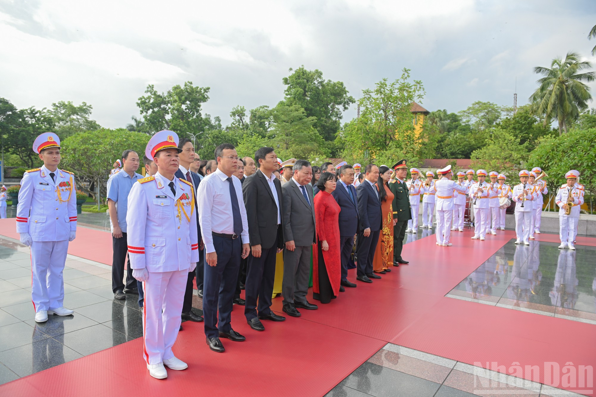 Đoàn đại biểu Thành ủy, Hội đồng nhân dân, Ủy ban nhân dân, Ủy ban Mặt trận Tổ quốc Việt Nam thành phố Hà Nội thành kính tưởng niệm các Anh hùng liệt sĩ. ndo_br_2707-3213.jpg