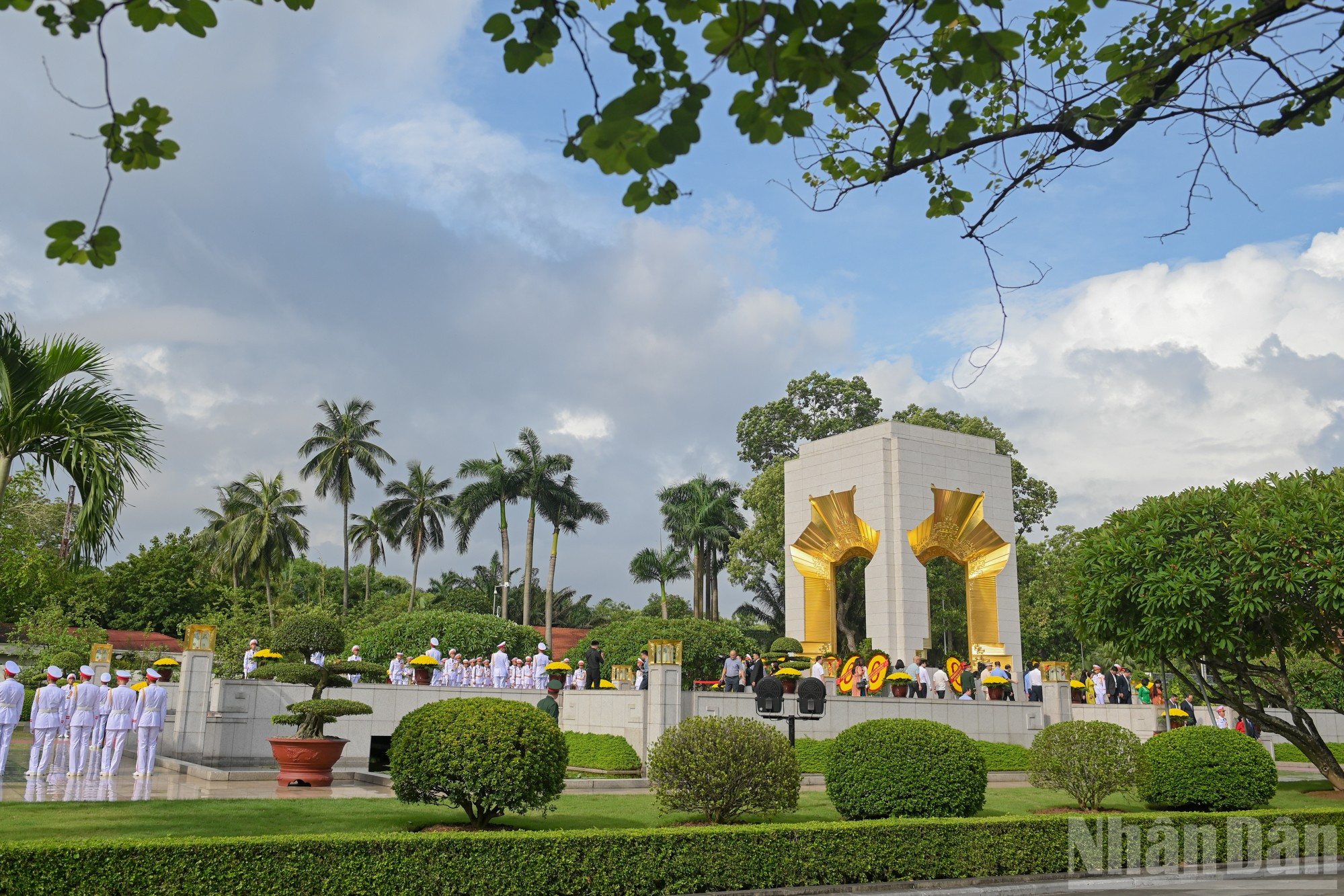 Các đoàn đại biểu đặt vòng hoa, tưởng niệm các Anh hùng liệt sĩ tại Đài tưởng niệm các Anh hùng liệt sĩ trên đường Bắc Sơn nhân dịp 78 năm Ngày Thương binh-Liệt sĩ (27/7/1947-27/7/2025). ndo_br_2707-3230.jpg