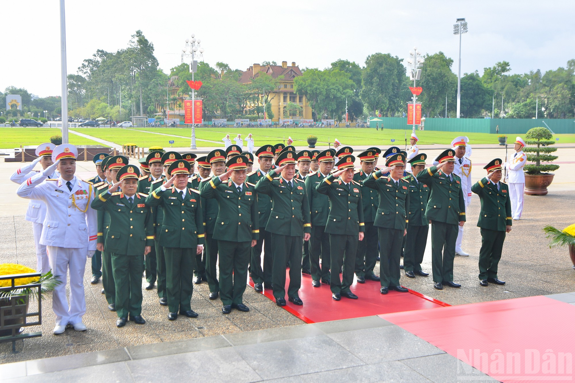 Đoàn đại biểu Quân ủy Trung ương, Bộ Quốc phòng thành kính tưởng nhớ Chủ tịch Hồ Chí Minh. ndo_br_2707-4099.jpg