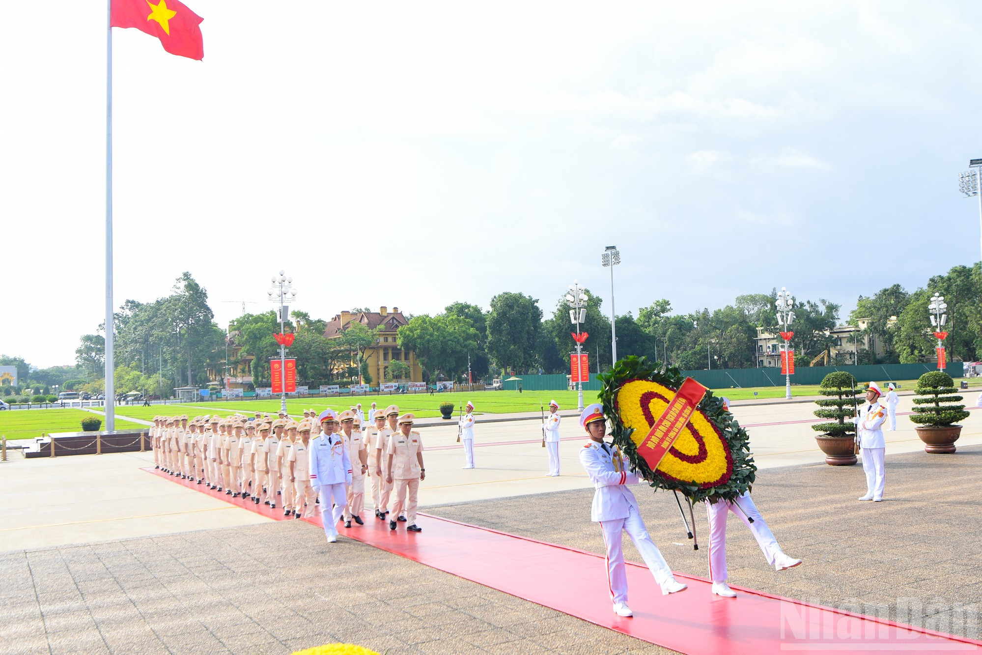 Đoàn đại biểu Đảng ủy Công an Trung ương, Bộ Công an do Đại tướng Lương Tam Quang, Ủy viên Bộ Chính trị, Bộ trưởng Công an làm Trưởng đoàn vào Lăng viếng Chủ tịch Hồ Chí Minh. ndo_br_2707-4180.jpg