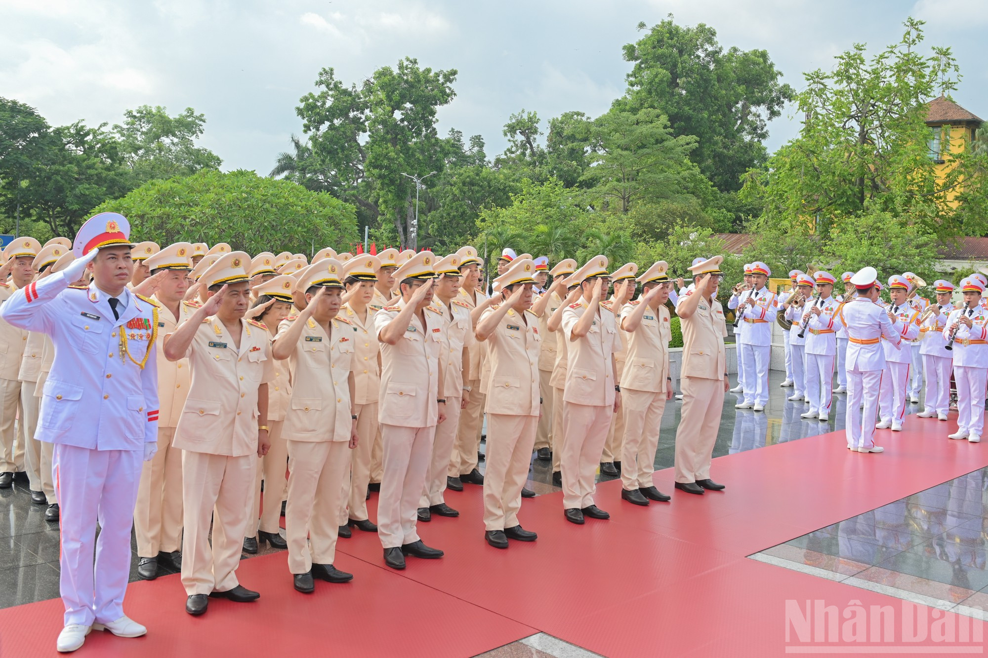 Đoàn đại biểu Đảng ủy Công an Trung ương, Bộ Công an thành kính tưởng niệm các Anh hùng liệt sĩ. ndo_br_2707-3108.jpg