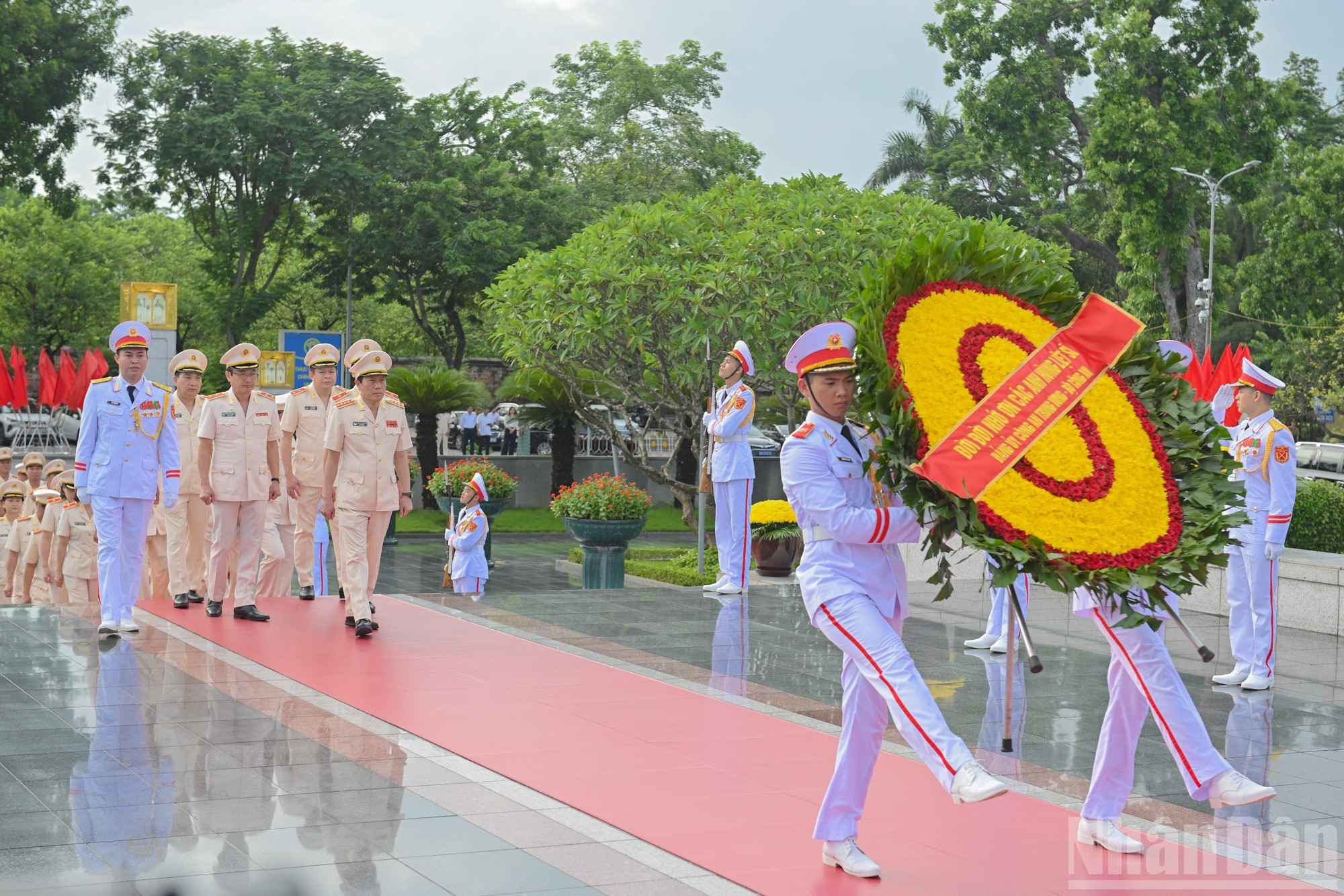 Đoàn đại biểu Đảng ủy Công an Trung ương, Bộ Công an do Đại tướng Lương Tam Quang, Ủy viên Bộ Chính trị, Bộ trưởng Bộ Công an làm Trưởng đoàn đặt vòng hoa, tưởng niệm các Anh hùng liệt sĩ. ndo_br_2707-3067.jpg