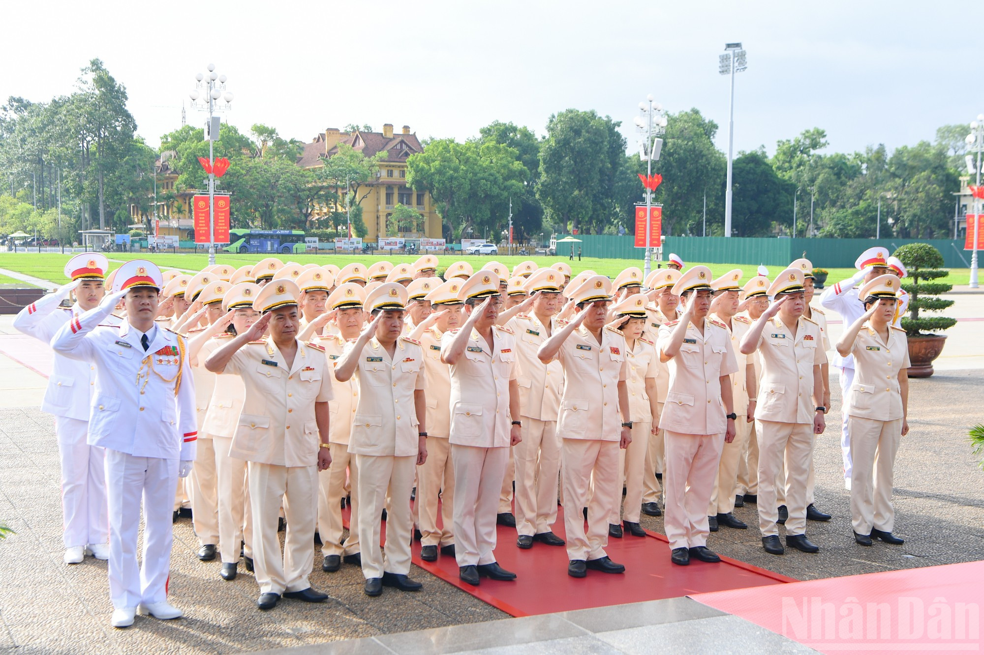 Đoàn đại biểu Đảng ủy Công an Trung ương, Bộ Công an vào Lăng viếng Chủ tịch Hồ Chí Minh. ndo_br_2707-4246.jpg