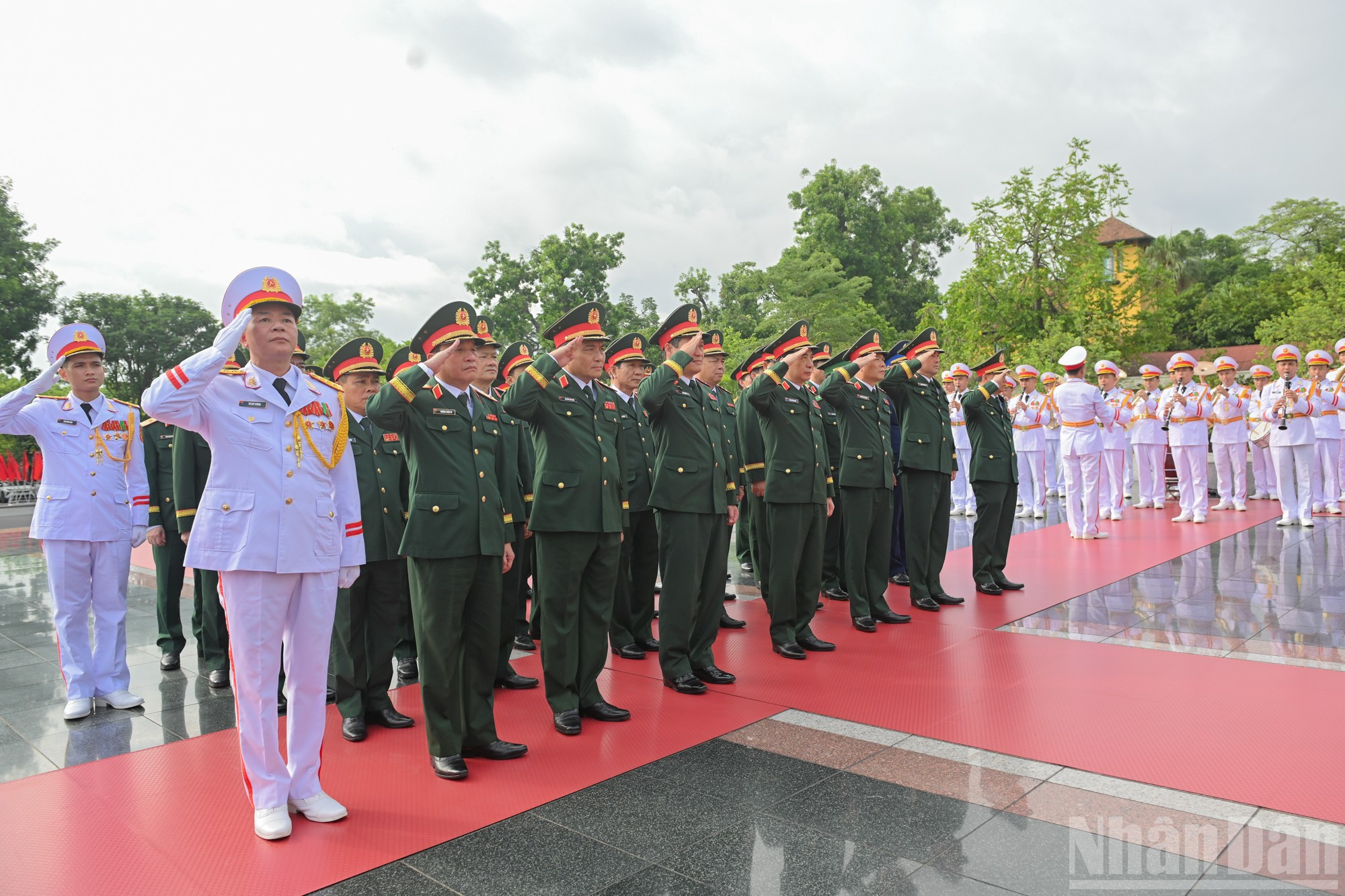 Đoàn đại biểu Quân ủy Trung ương, Bộ Quốc phòng do Đại tướng Phan Văn Giang, Ủy viên Bộ Chính trị, Phó bí thư Quân ủy Trung ương, Bộ trưởng Bộ Quốc phòng làm Trưởng đoàn đặt vòng hoa , tưởng niệm các Anh hùng liệt sĩ. ndo_br_2707-3020.jpg