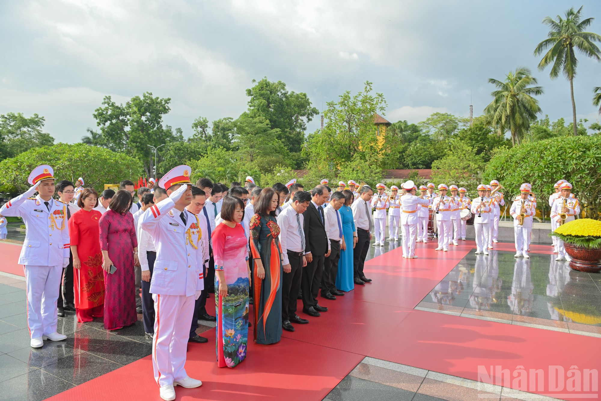 Đoàn đại biểu Bộ Nội Vụ đặt vòng hoa, tưởng niệm các Anh hùng liệt sĩ. ndo_br_2707-3170.jpg
