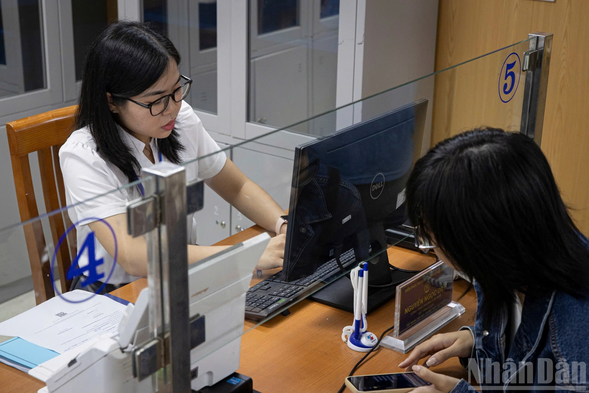 Để tránh tình trạng quá đông người dân đến thực hiện các thủ tục hành chính, phường Cửa Nam đã có hướng dẫn, tuyên truyền cho người dân trên địa bàn về việc sử dụng các ứng dụng phần mềm, đặc biệt là trên ứng dụng dịch vụ công quốc gia. ndo_br_z6759627644608-0e811269a99d96d1b20857131c77778d.jpg