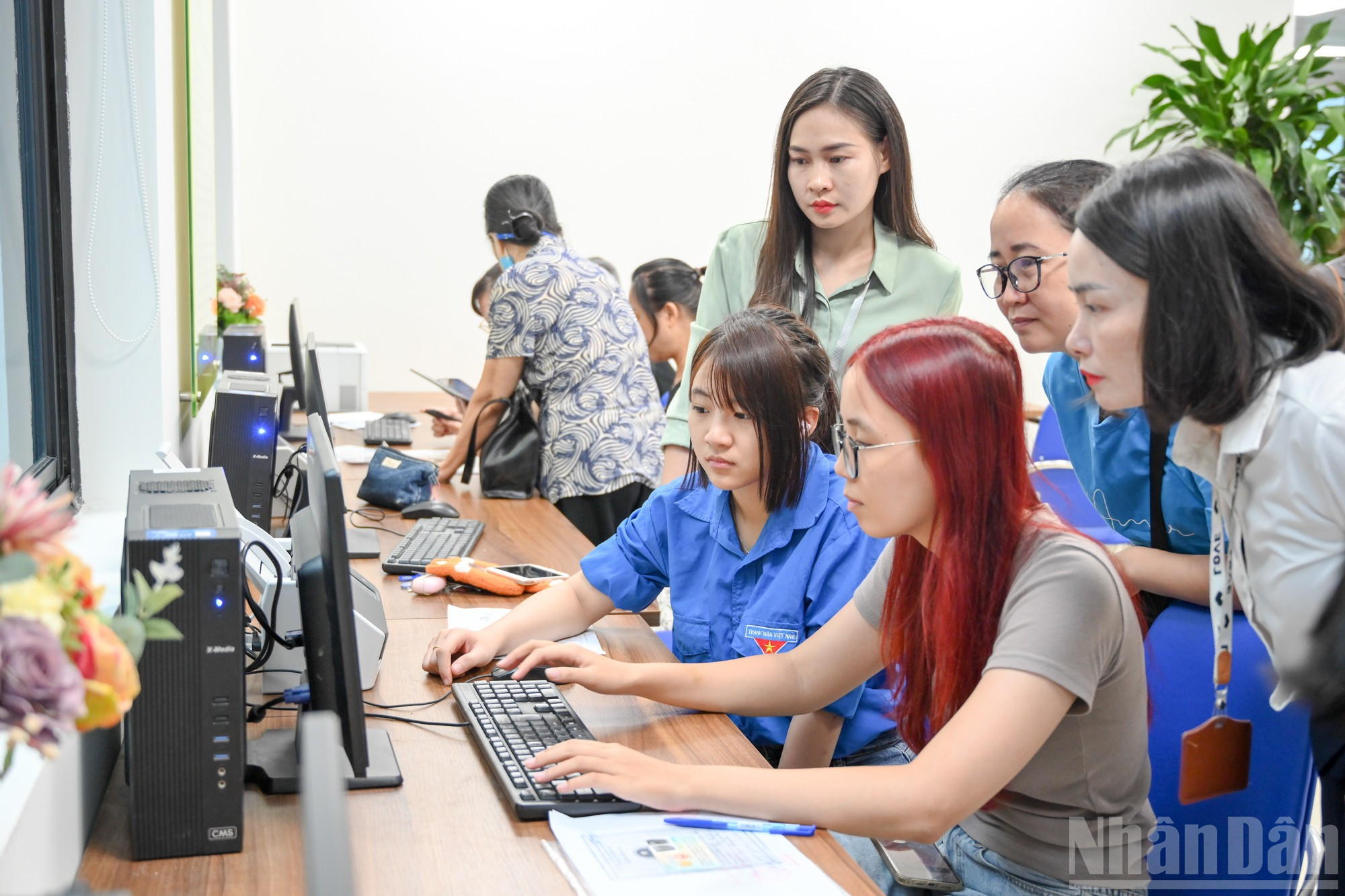 Người dân đến trụ sở hành chính mới trong không khí phấn khởi, tin tưởng vào mô hình tinh gọn. ndo_br_chinh-quyen-2-cap-7216.jpg