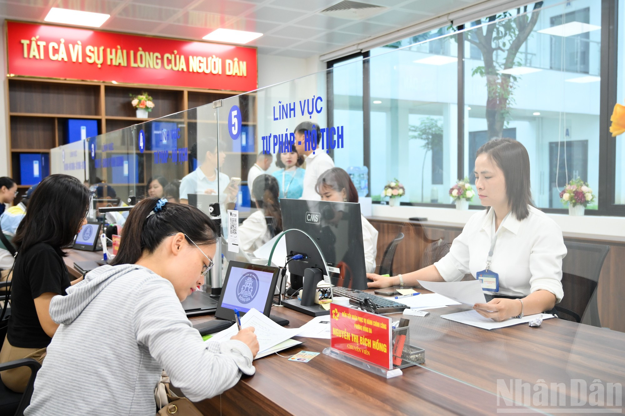 Khi tới số thứ tự, người dân sẽ đến quầy tiếp nhận hồ sơ và tiến hành làm việc với cán bộ tiếp nhận. ndo_br_chinh-quyen-2-cap-7120.jpg