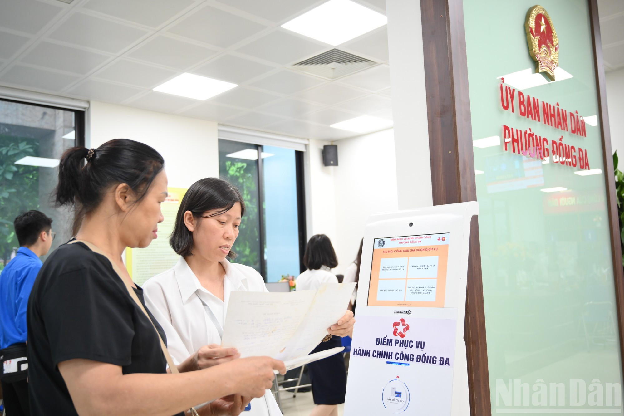 Nhân viên công nghệ thông tin cấu hình hệ thống dữ liệu dân cư và địa giới mới, hướng dẫn người dân tra cứu tại bộ phận một cửa. ndo_br_chinh-quyen-2-cap-7067.jpg