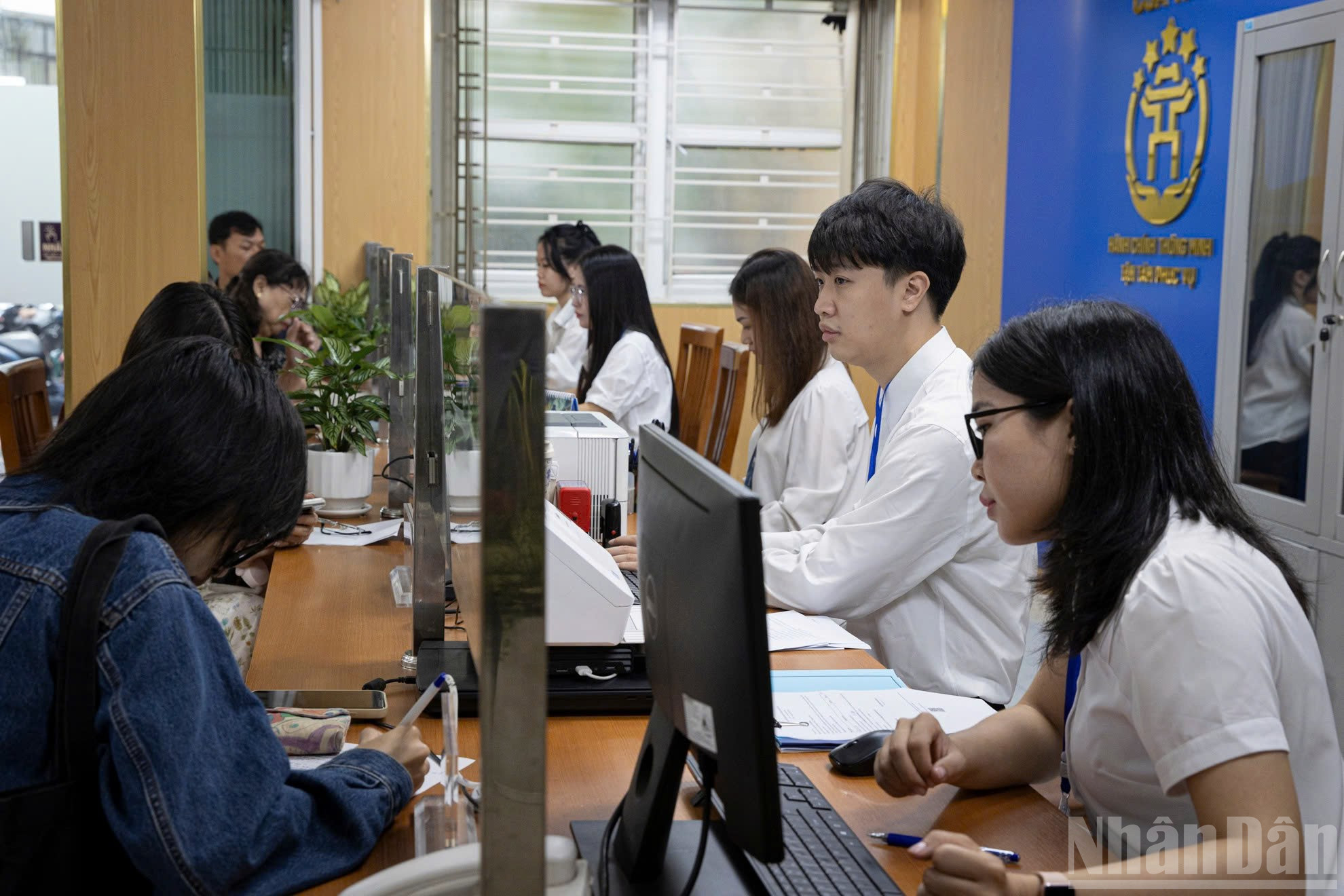 Người dân hy vọng với mô hình chính quyền 2 cấp, việc giải quyết thủ tục hành chính sẽ thuận lợi hơn. ndo_br_z6759627750335-756acd0c0cbedf0cf2414ffa5f74cd96.jpg