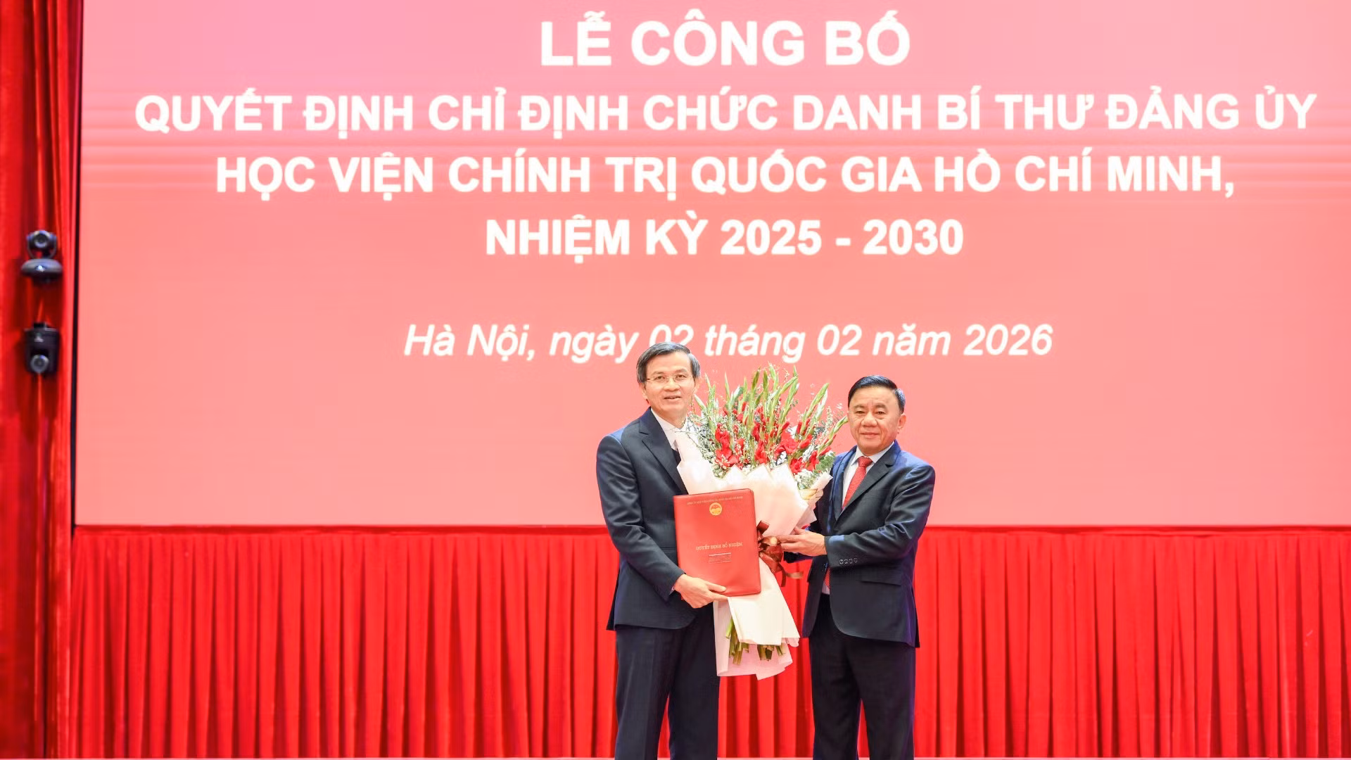 Thường trực Ban Bí thư Trần Cẩm Tú trao Quyết định và tặng hoa chúc mừng đồng chí Đoàn Minh Huấn.