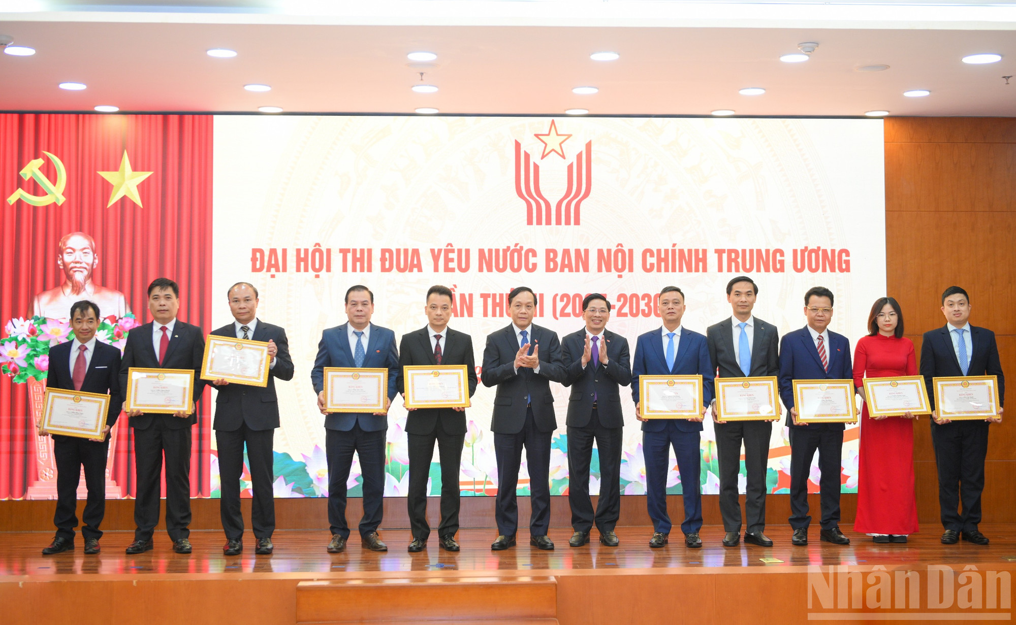 Các cá nhân có thành tích xuất sắc nhận Bằng khen của Ban Nội chính Trung ương. ndo_br_dh-thi-dua-yeu-nuoc-5021.jpg